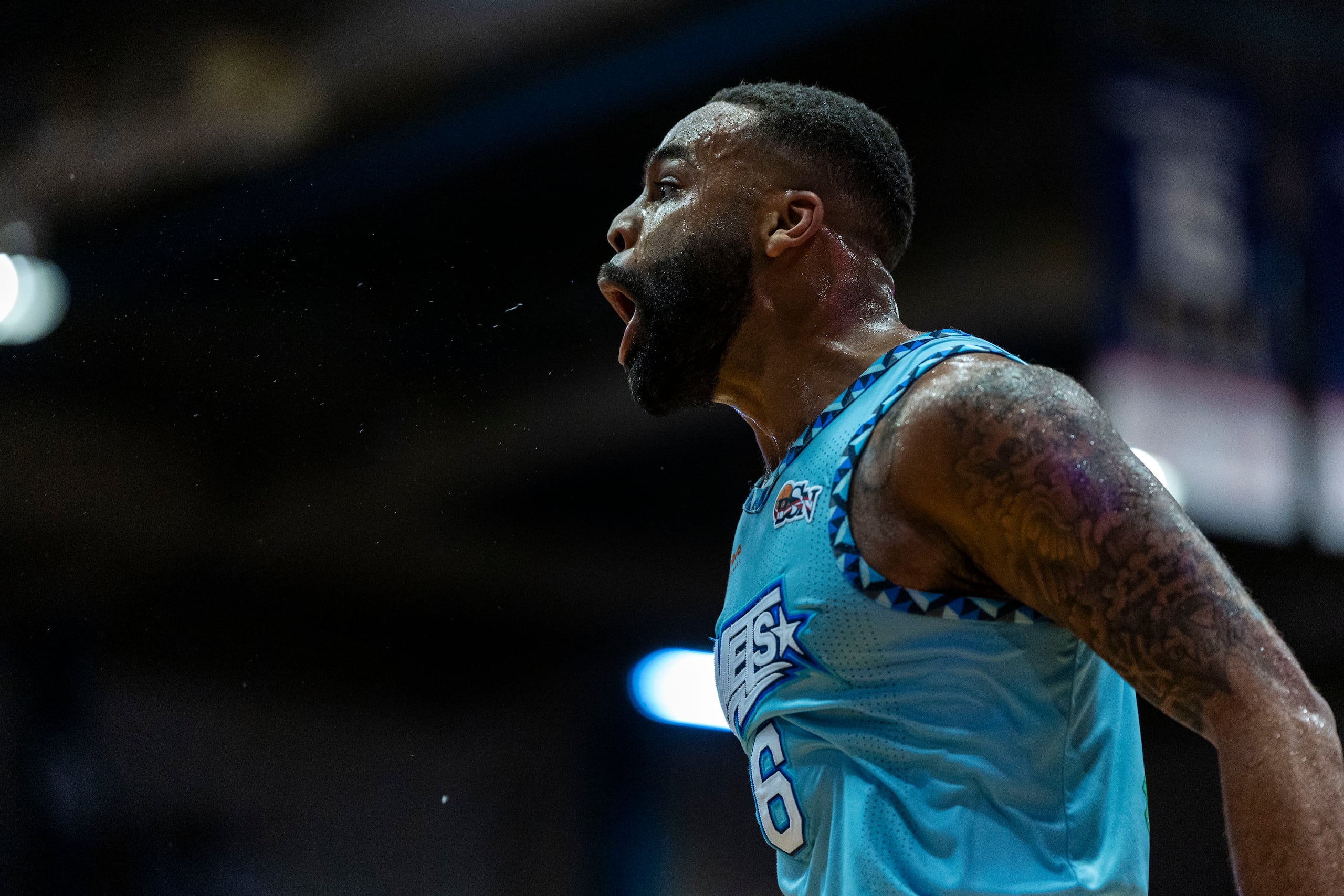 Jaysean Paige, de los Mets de Guaynabo, festejando el martes un triple ante los Capitanes de Arecibo.