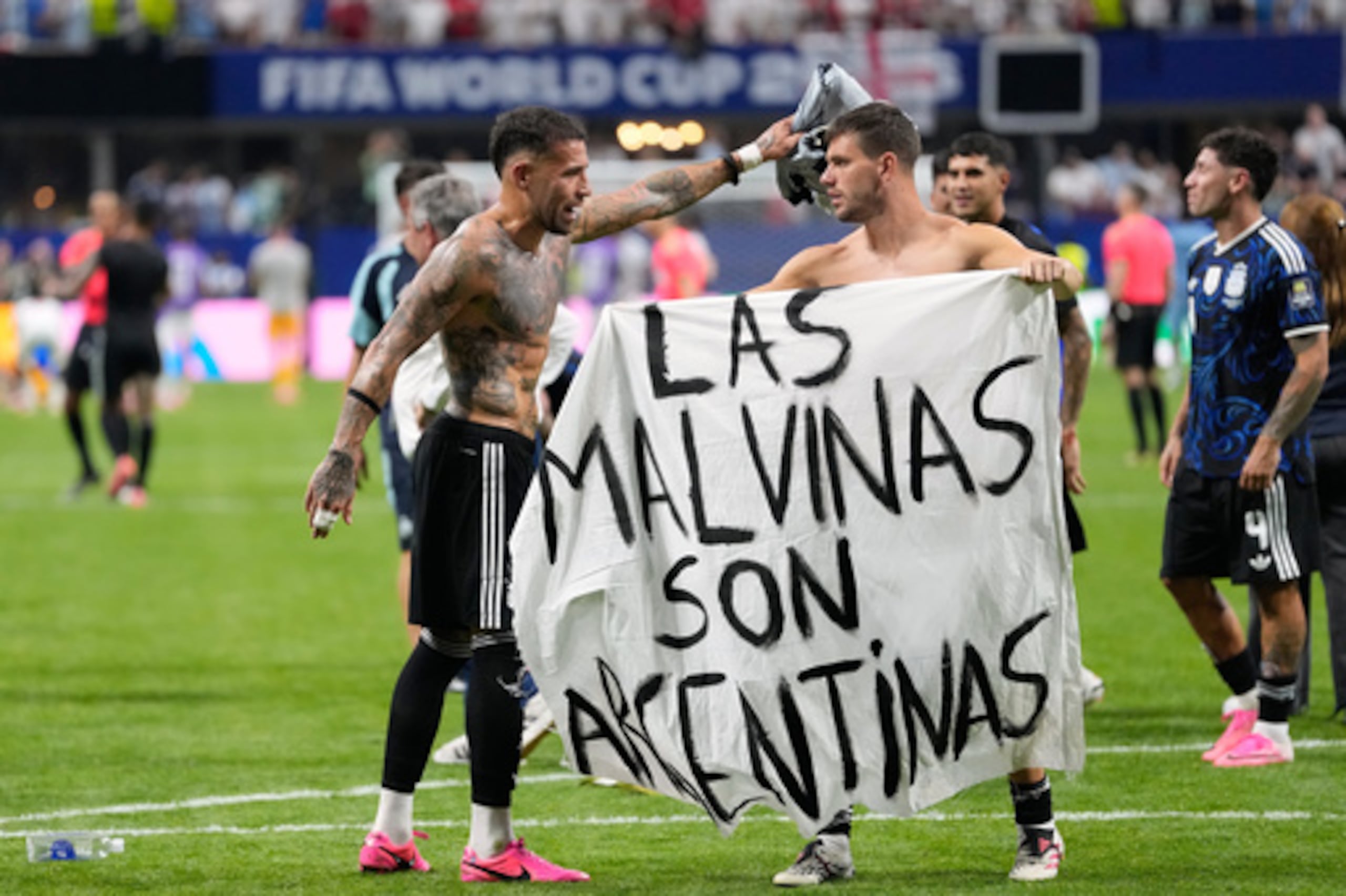 El argentino Giovani Lo Celso sostiene una pancarta con el lema «Las Malvinas son argentinas», en referencia a las Islas Falkland.