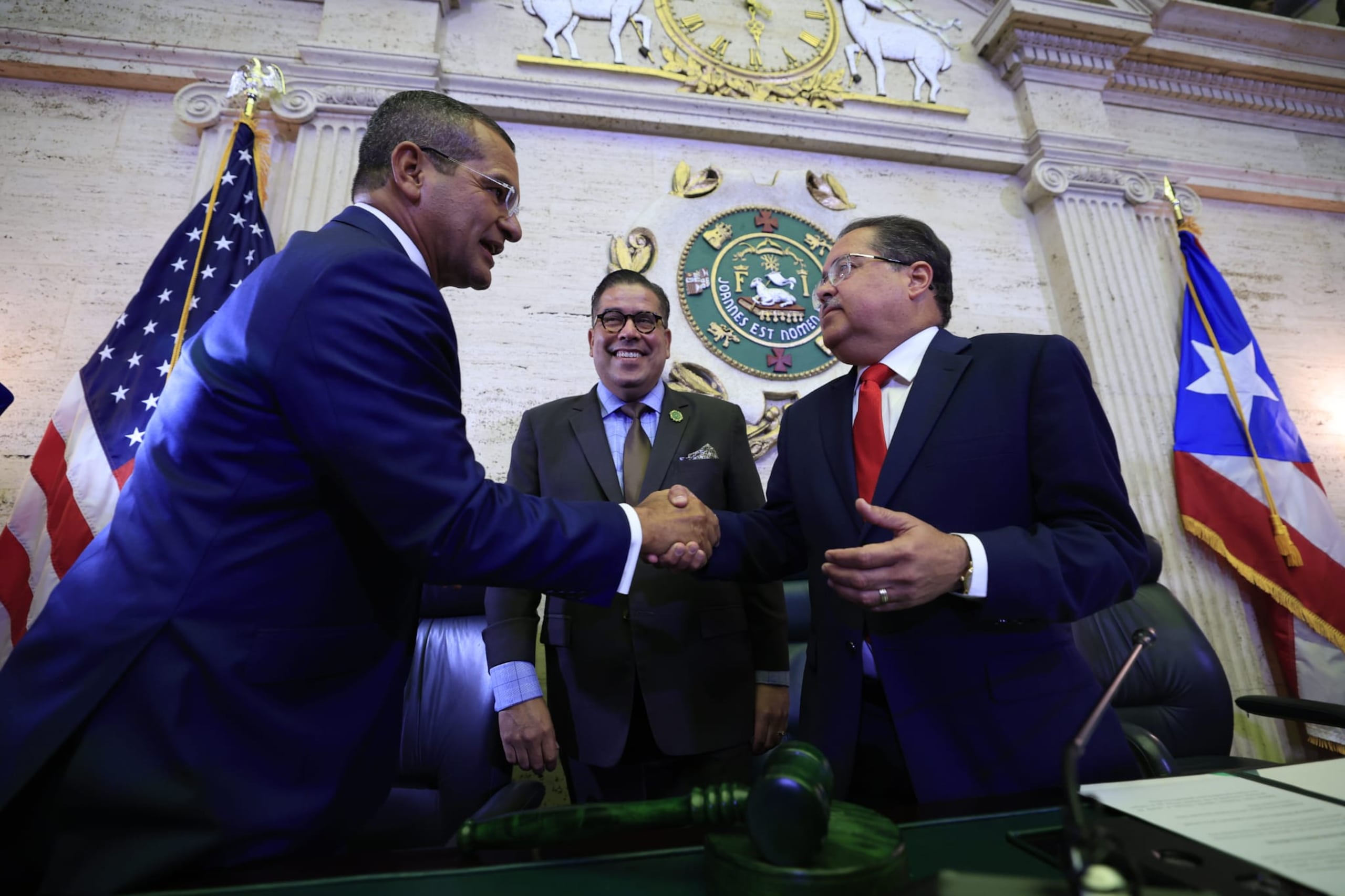 Pierluisi saluda a los líderes legislativos.