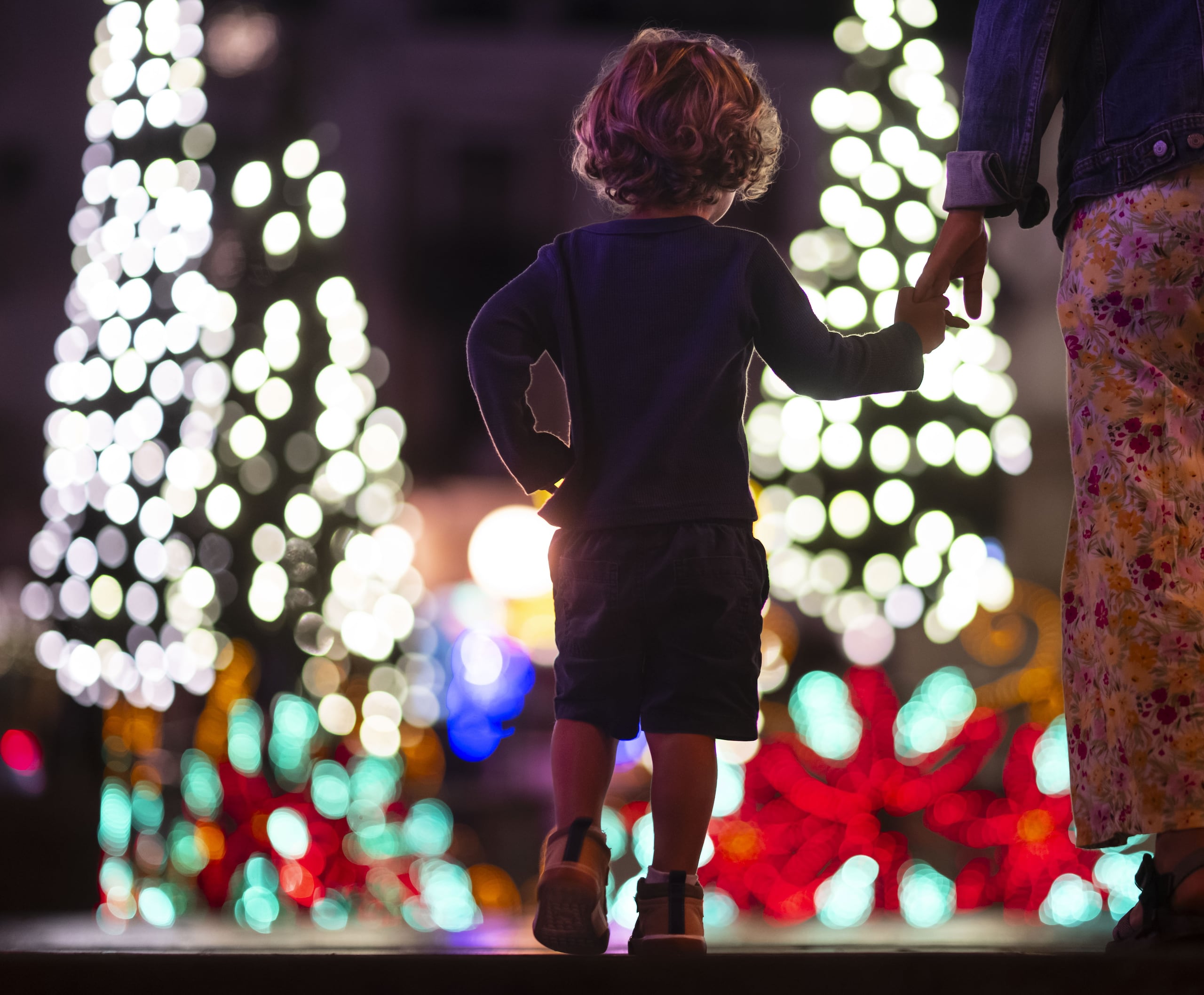 El tiempo seguirá su paso inexorable acompañado de cambios; lo importante es compartir nuestras tradiciones con cada generación para que las abracen, las reinterpreten al sentirlas suyas y las mantengan vivas.