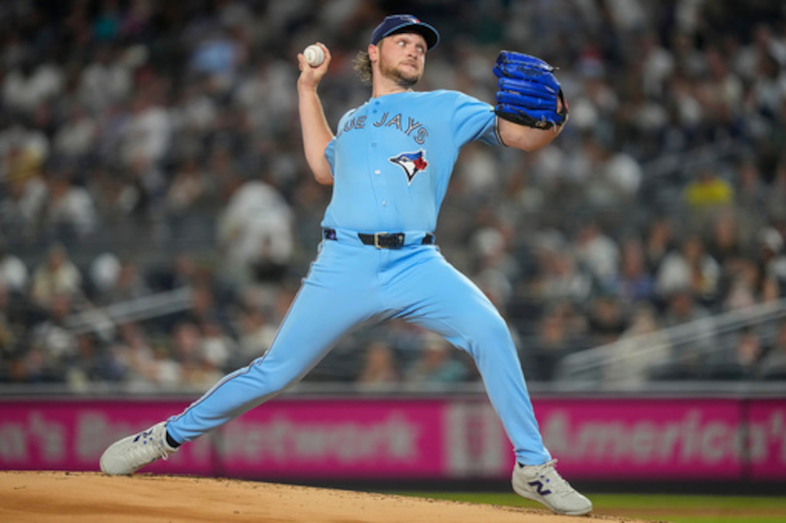 El lanzador de los Blue Jays, Trey Yesavage (39), lanza durante la primera entrada de un partido de béisbol contra los Yankees.