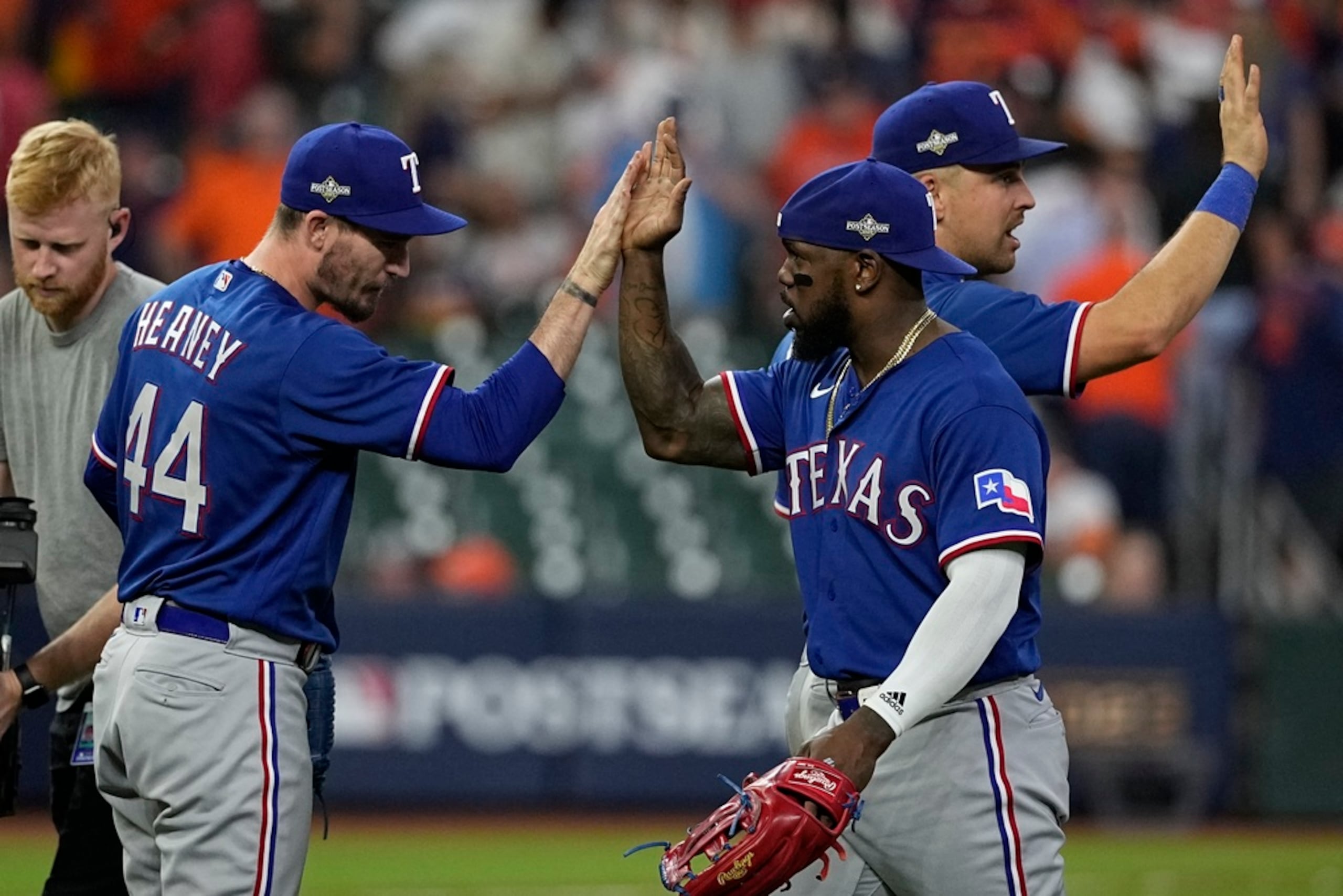 Adolis García coleccionó su quinto jonrón de la postemporada y encabezó un ataque de los Rangers, en el que Mitch Garver y Jonah Heim también se volaron la barda.