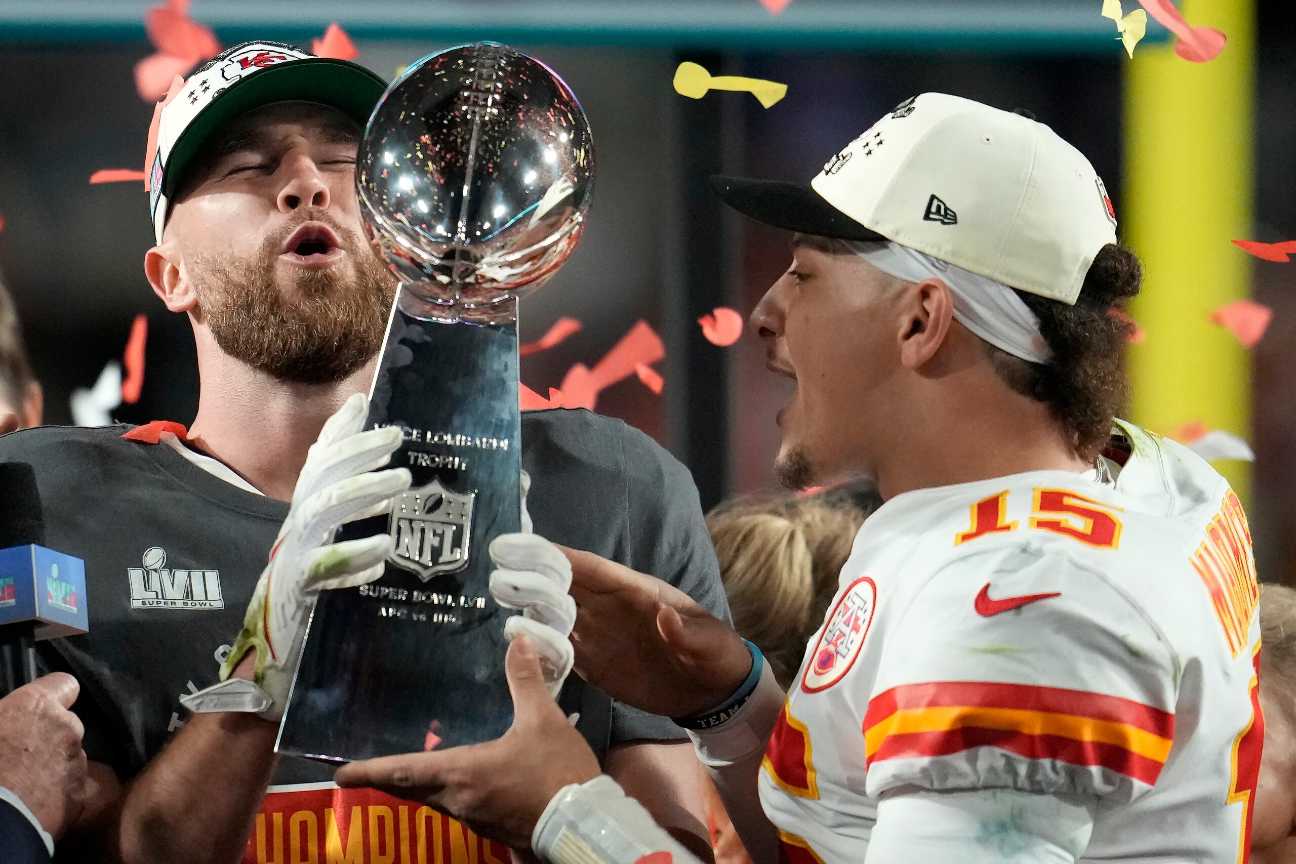 Travis Kelce (izquierda) y Patrick Mahomes sostienen el trofeo Vince Lombardi luego de ganar el Super Bowl LVII ante los Eagles de Filadelfia.