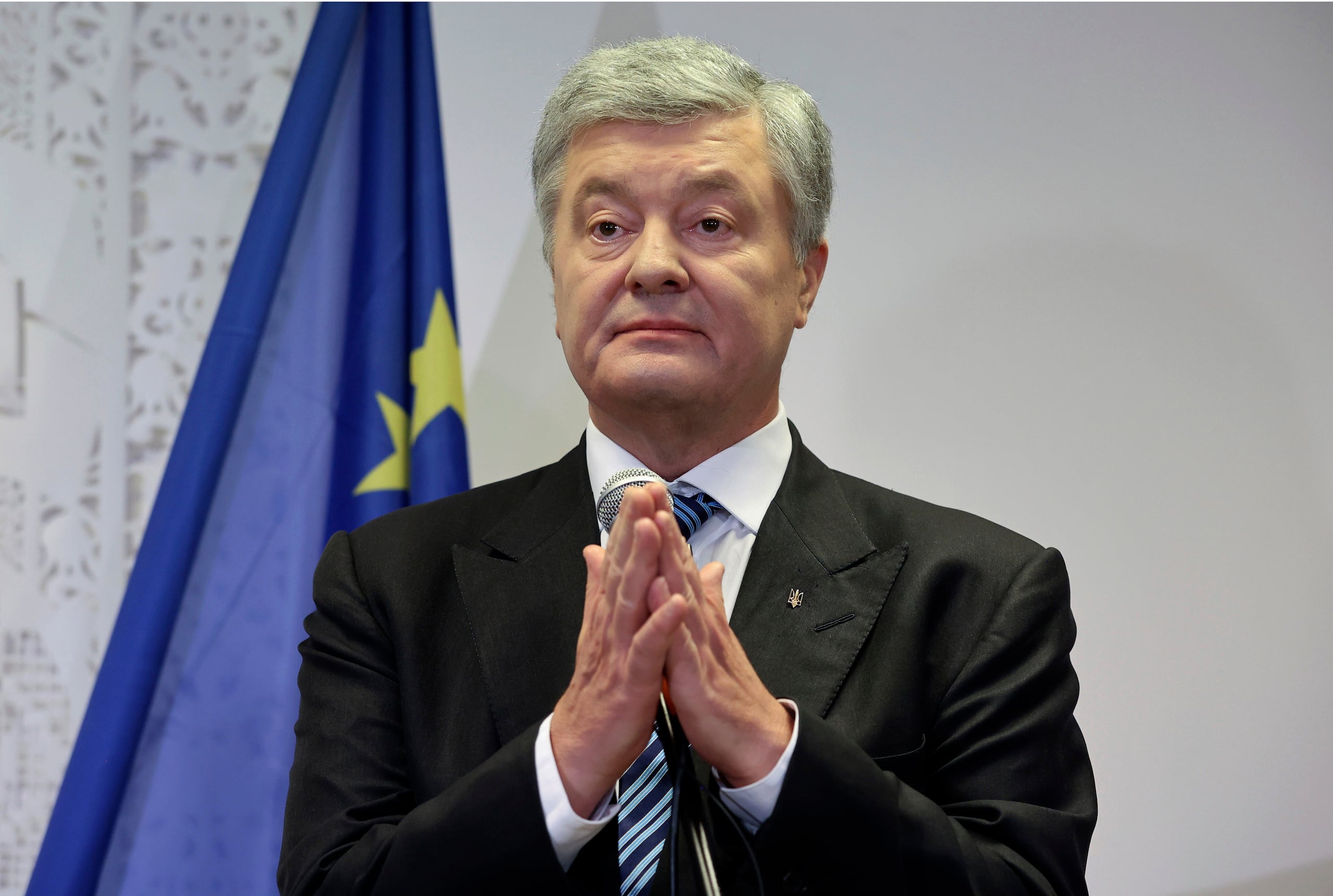 El expresidente ucraniano Petro Poroshenko habla con periodistas en Varsovia, Polonia, el 16 de enero de 2021. (Foto AP/Piotr Molecki, Archivo)