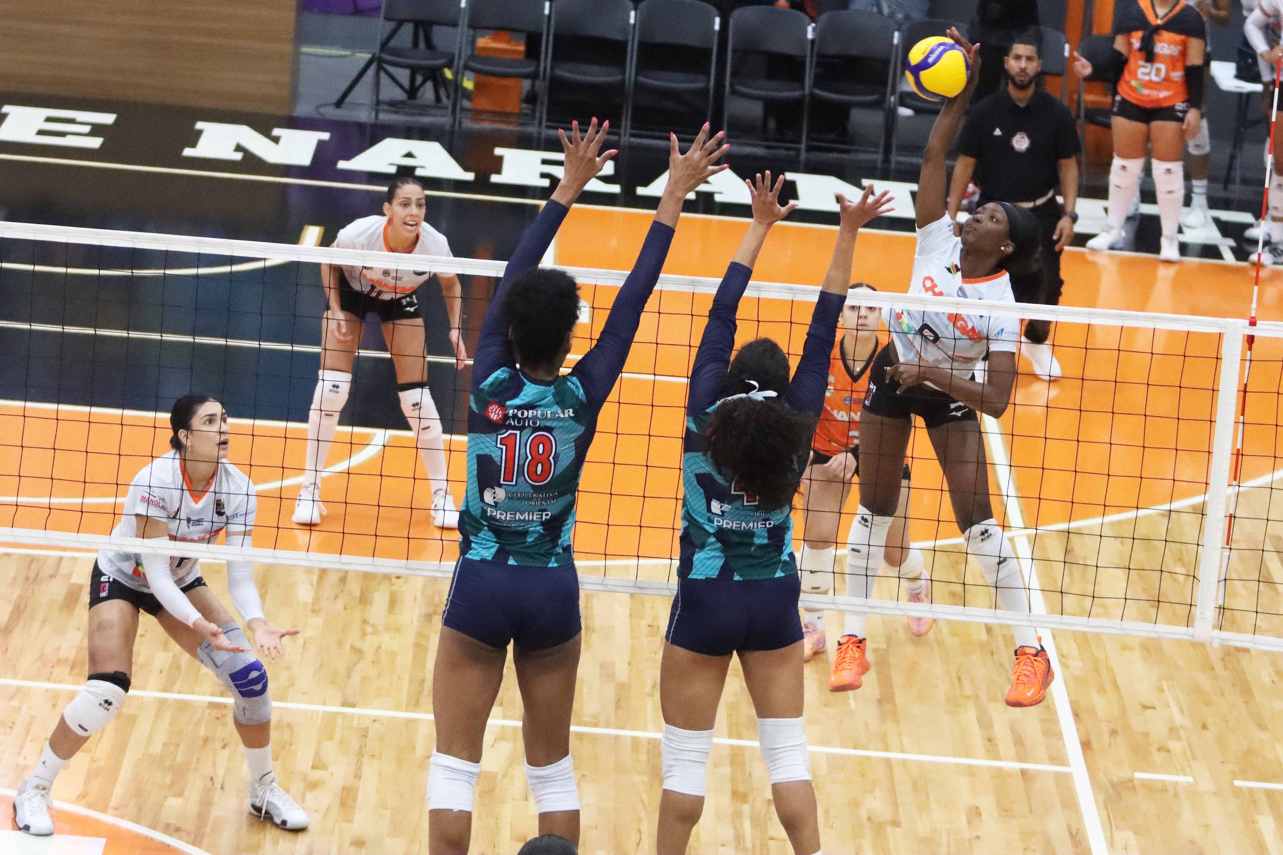 Adanna Rollins, la mejor jugadora del partido, ataca por la posición cuatro.