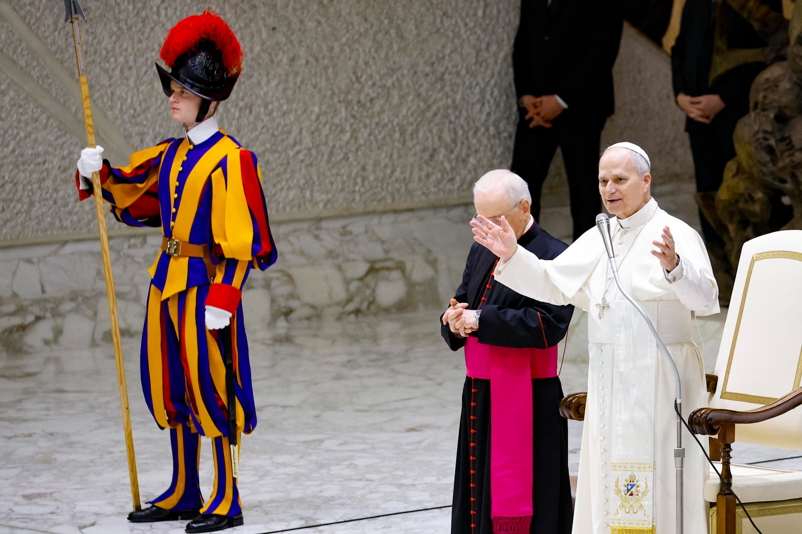 "El abuso en sí mismo causa una herida profunda que tal vez dure toda la vida; pero muchas veces el escándalo en la Iglesia se debe a que se cerró la puerta y no se acogió a las víctimas, ni se les acompañó con la cercanía de auténticos pastores", dijo León XIV el jueves en su discurso al término de la reunión con los cardenales. (EFE/EPA/FABIO FRUSTACI)