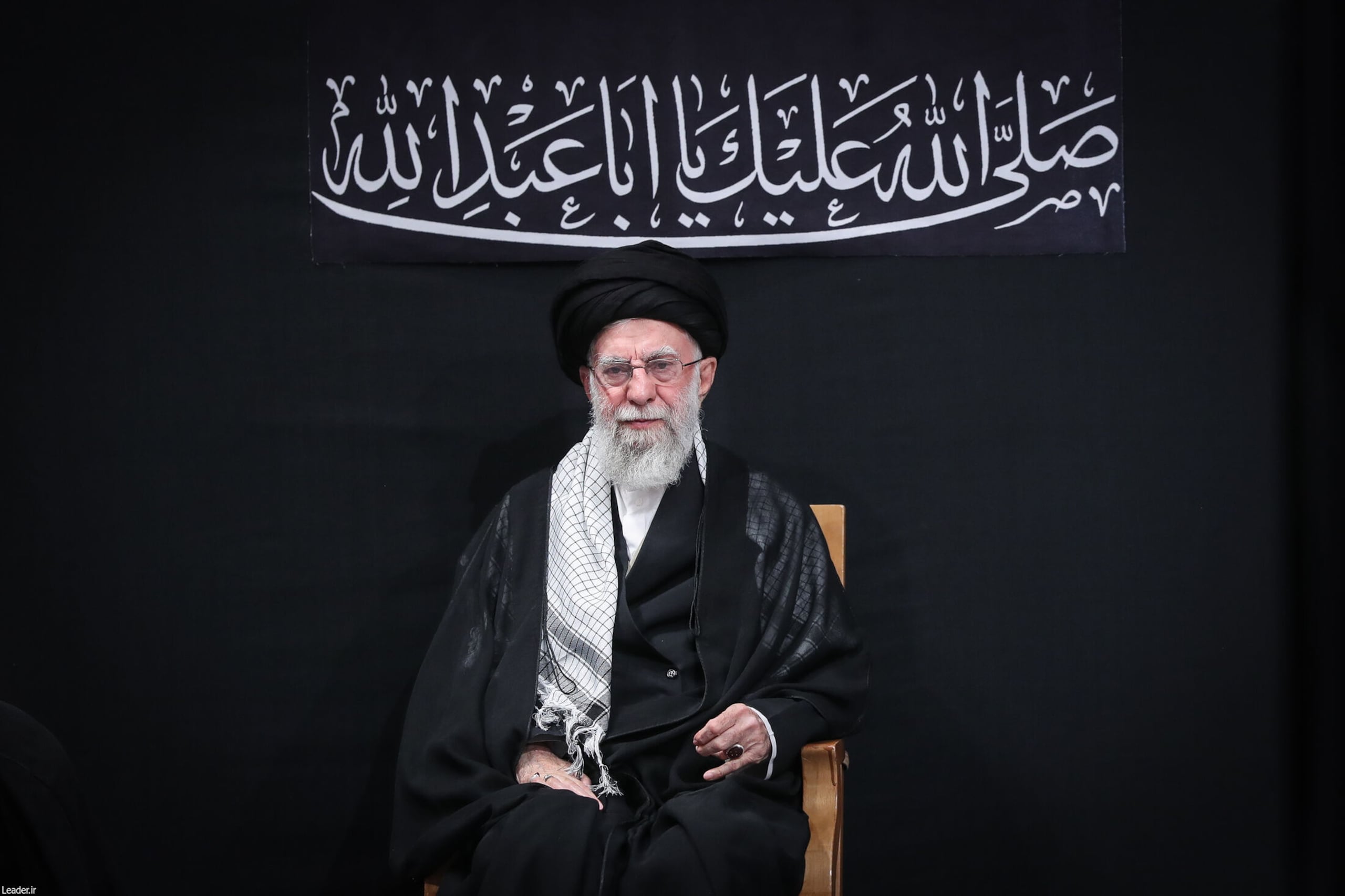 Imagen publicada en la cuenta oficial del líder supremo de Irán, Ali Jameneí @khamenei_ir en la red social X, que muestra a la máxima autoridad política y religiosa de Irán Ali Jameneí, quien apareció en público por primera vez desde la guerra con Israel. (EFE/@khamenei_ir)