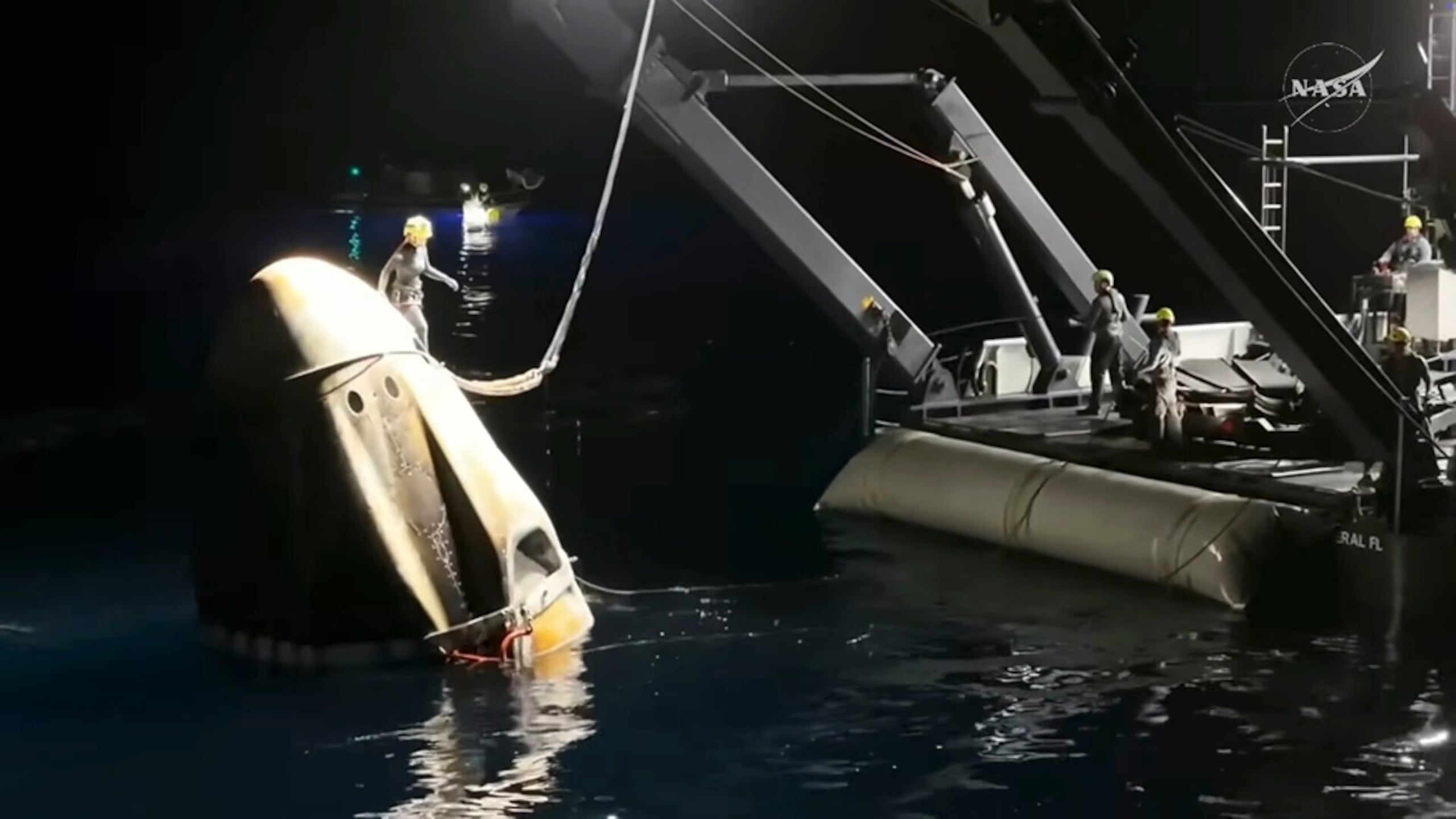Esta captura de video proporcionada por la NASA muestra la cápsula SpaceX Crew-11 siendo trasladada al buque de recuperación, luego de que los miembros de la tripulación reingresaran a la Tierra en un amerizaje nocturno cerca de San Diego, California, este jueves.