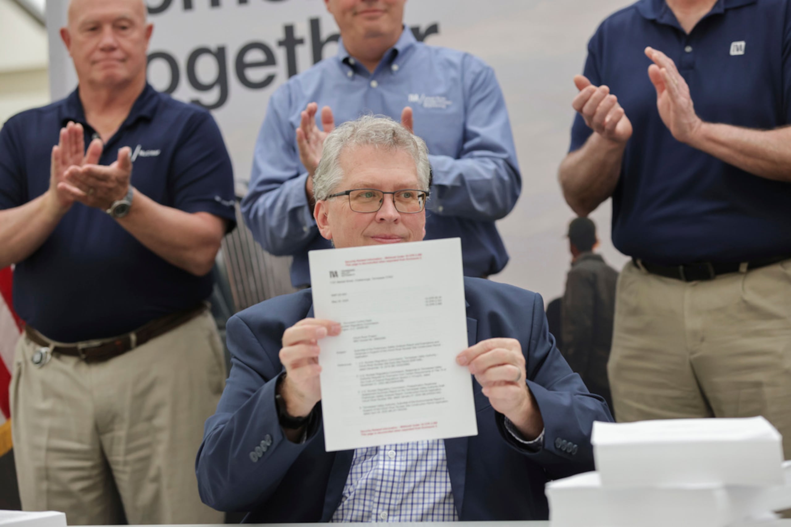 Foto difundida por Tennessee Valley Authority, que muestra a Scott Hunnewell, vicepresidente del programa de energía nuclear de la compañía, al firmar la solicitud del permiso de construcción de un reactor nuclear en in Chattanooga, Tennessee, el 19 de mayo del 2025.