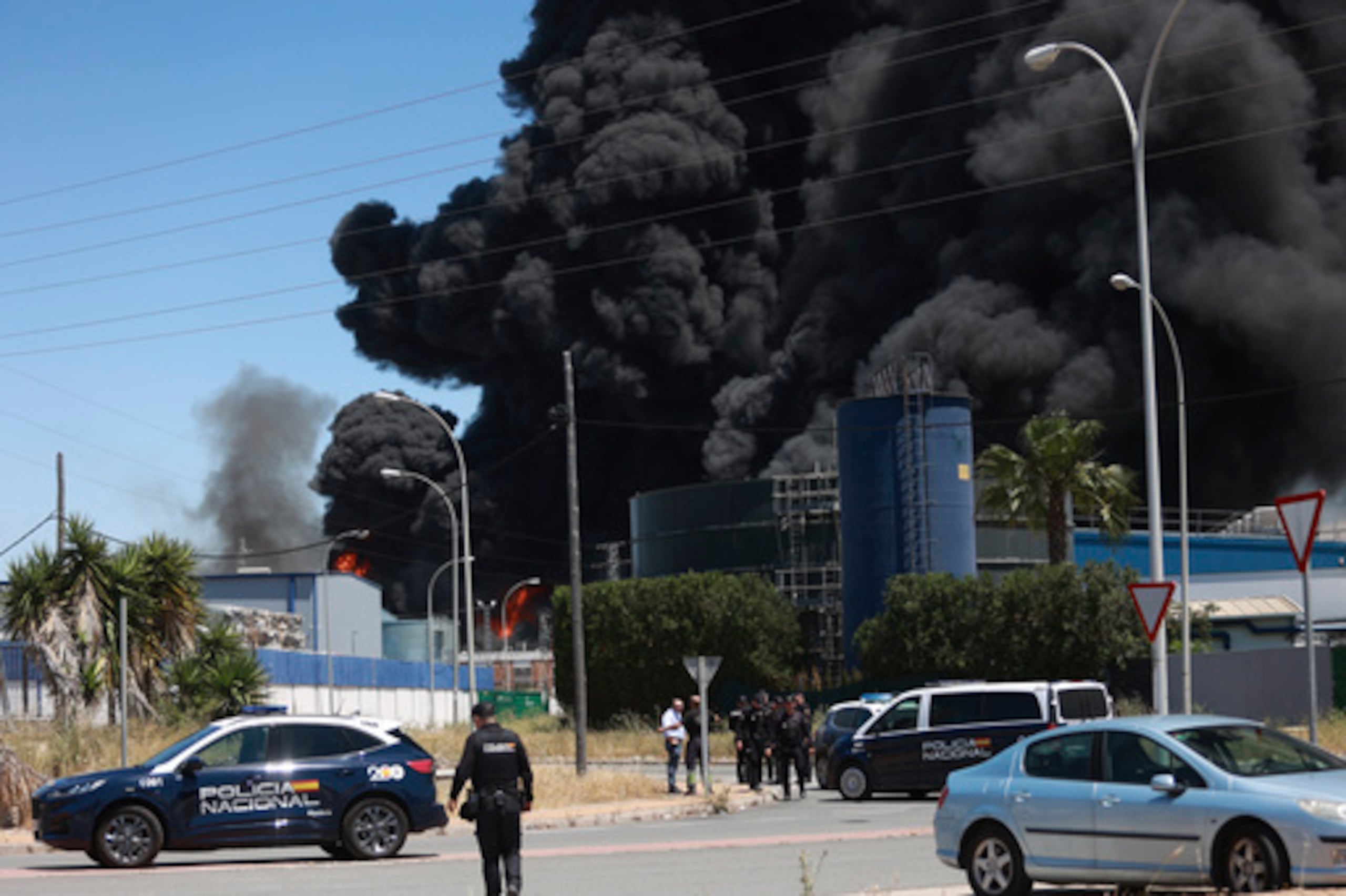 Explosión en planta química en Alcalá de Guadaira, Sevilla, deja una gran columna de humo. Autoridades investigan el incidente.
