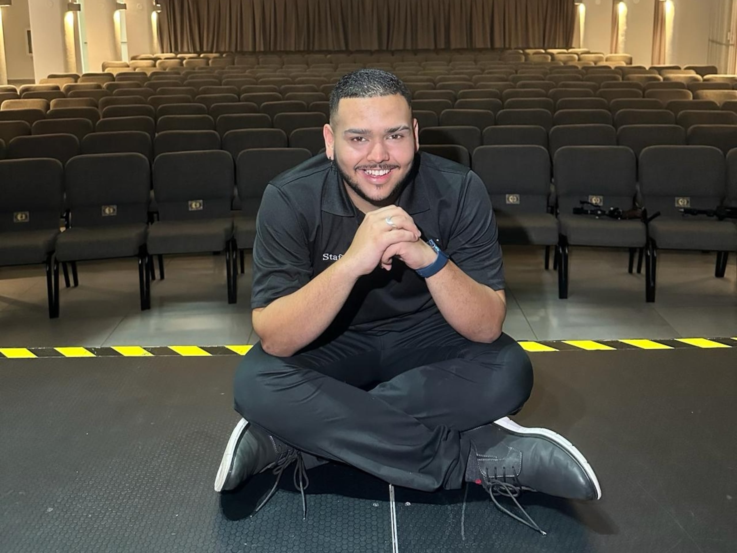 Abraham David se prepara para su presentación única en el Centro de Bellas Artes de San Sebastián, donde busca cautivar e inspirar al público pepiniano.