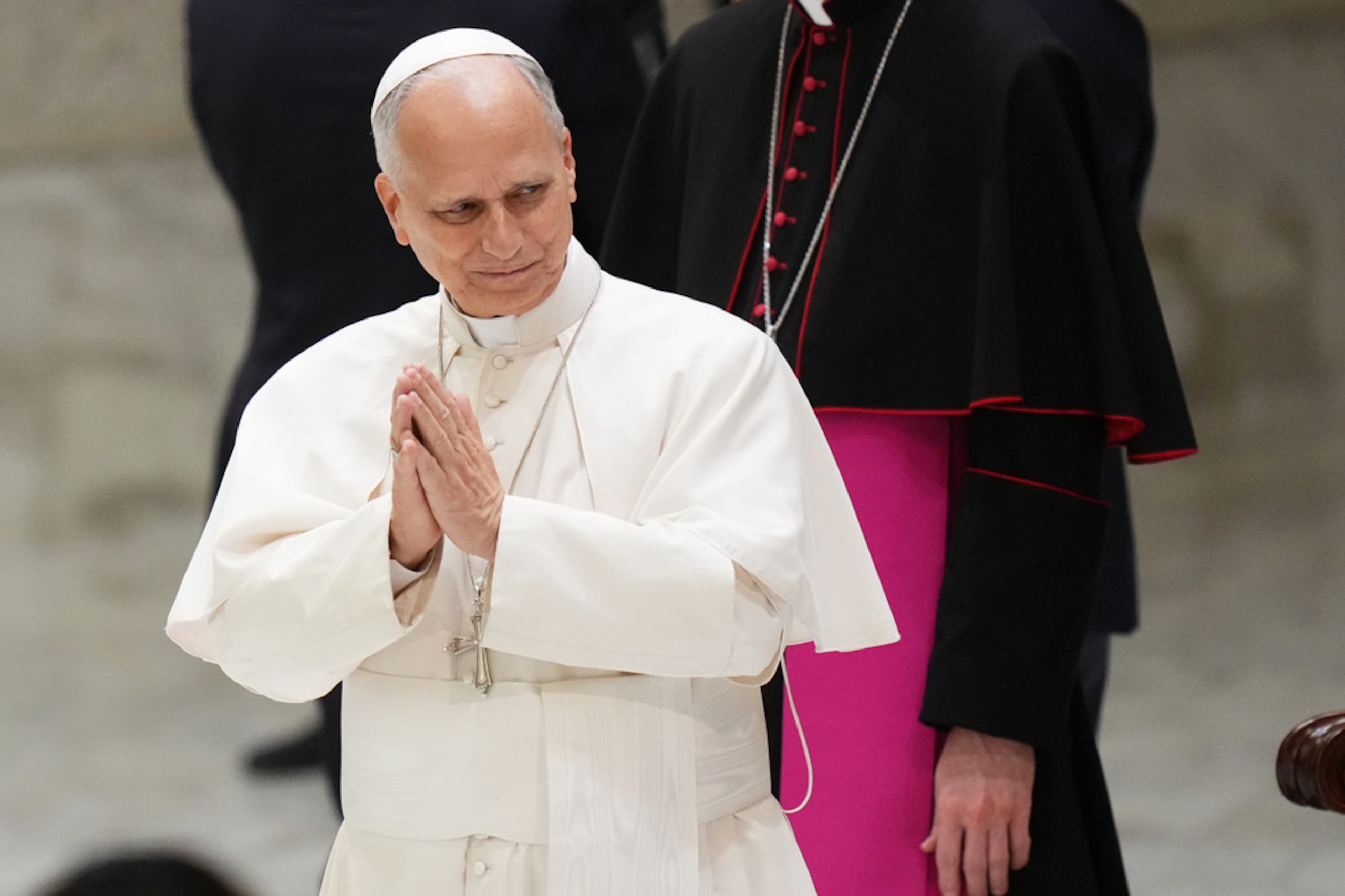 El papa León XIV saluda a los participantes en una audiencia con la Conferencia Internacional de Jóvenes Jesús en el Aula Pablo VI del Vaticano, este sábado.