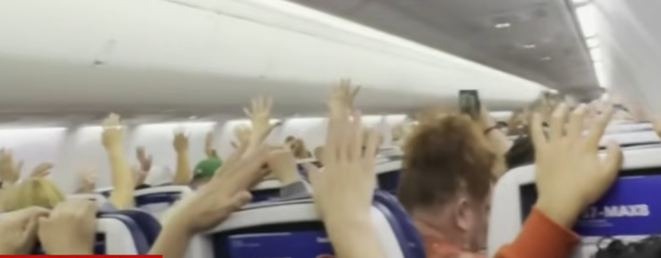 Pasajeros levantan las manos en vuelo de Southwest que tuvo que ser desviado.