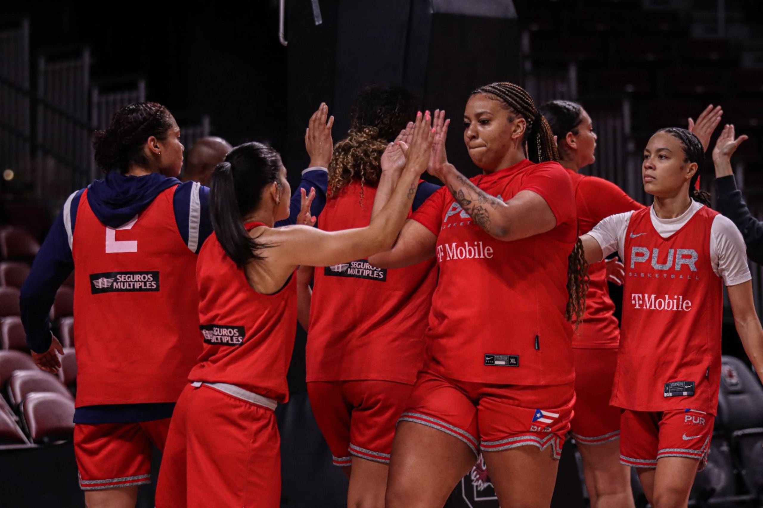 La Selección Nacional de baloncesto femenino durante su práctica del viernes previo a su amistoso contra Las Vegas Aces en Carolina del Sur.