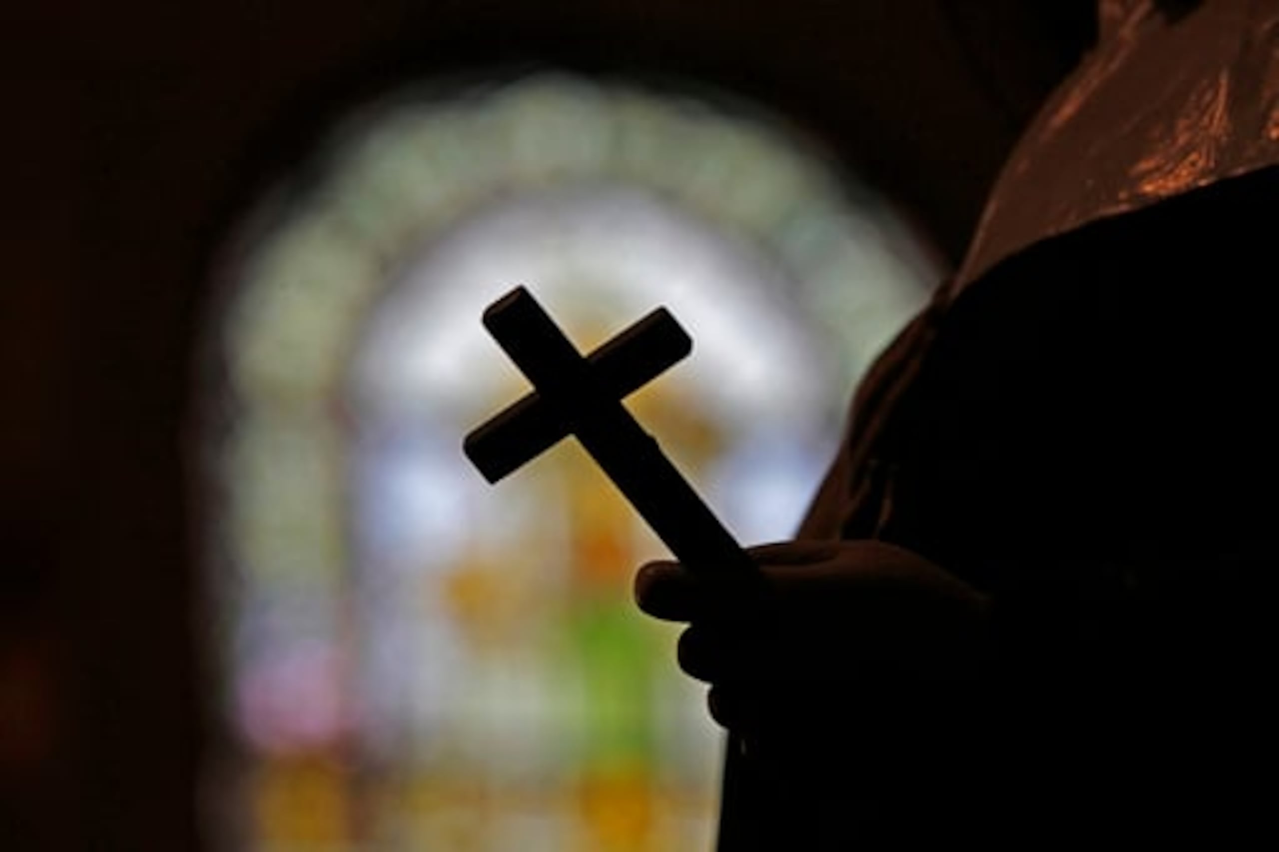 El sacerdote negó mantener algún tipo de relación romántica o sexual con la joven e incluso aseguró que ésta “solo le pidió permiso para usar la habitación y ducharse”.