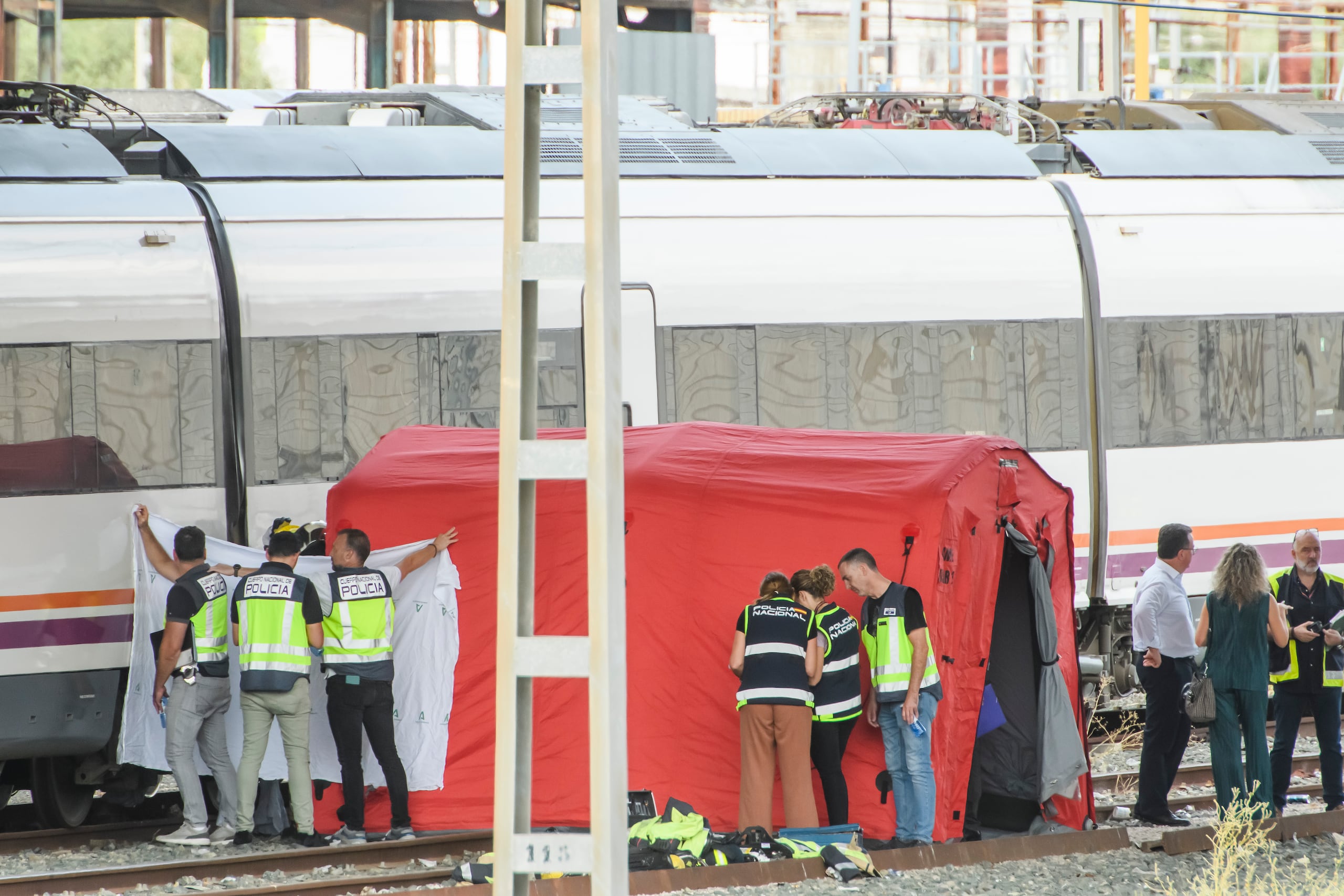 El cadáver fue localizado entre dos vagones de un tren que llevaba parado en el área de mantenimiento de la estación de Santa Justa desde el 24 de agosto.