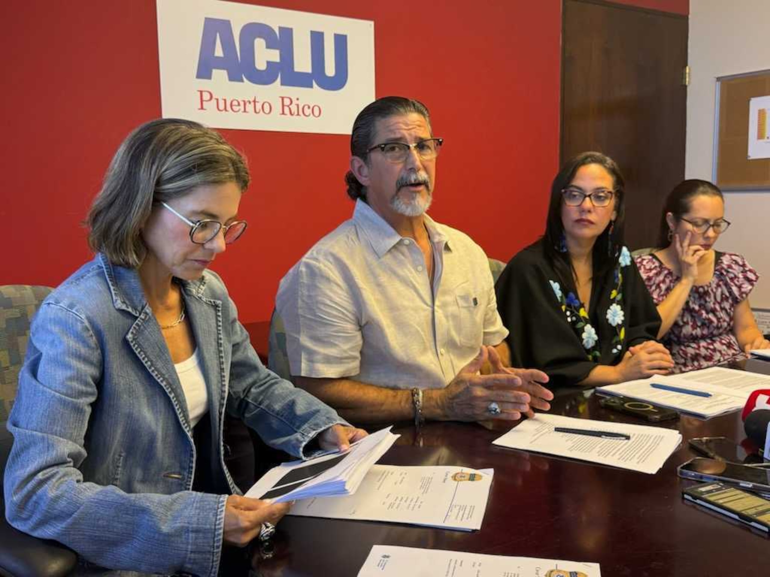 El licenciado Fermín Arraiza, director legal de la ACLU, expone los datos que entregó el DTOP de los migrantes.