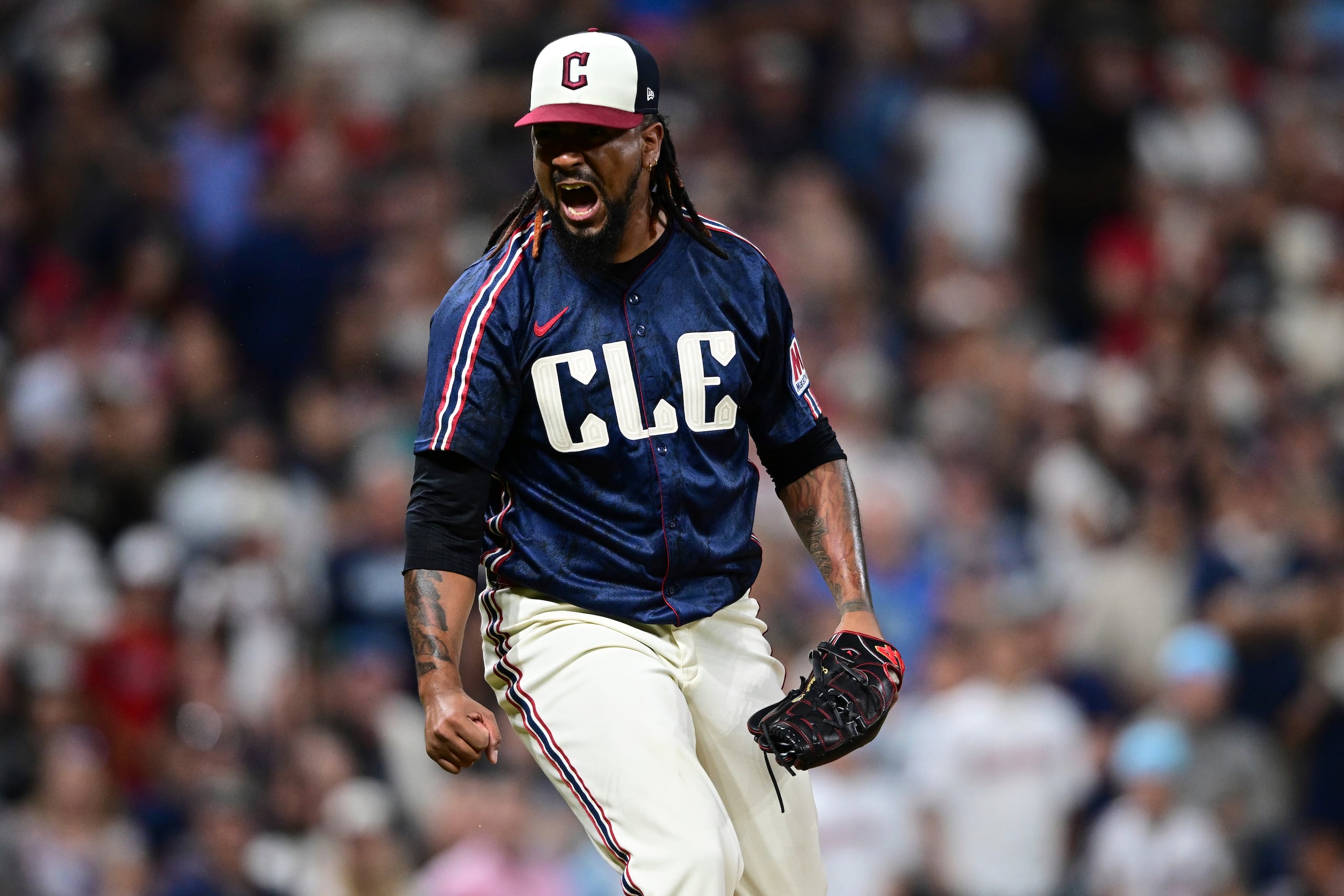 El relevista Emmanuel Clase de los Guardianes de Cleveland reacciona tras la victoria ante los Atléticos, el viernes 18 de julio de 2025, en Cleveland. (AP Foto/David Dermer)