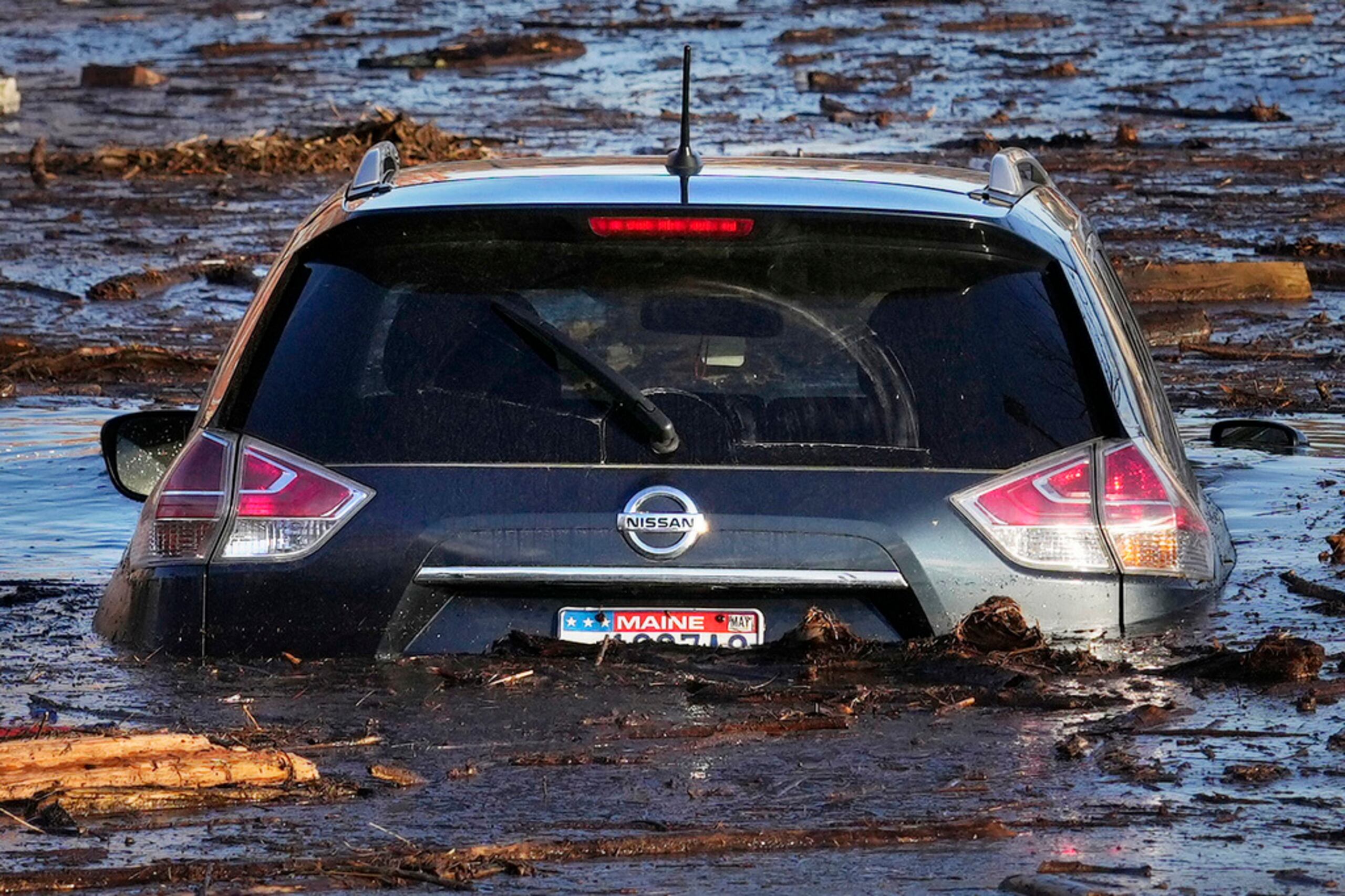 Un automóvil flotaba en un estacionamiento inundado junto al río Kennebec el pasado martes en Waterville, Maine.