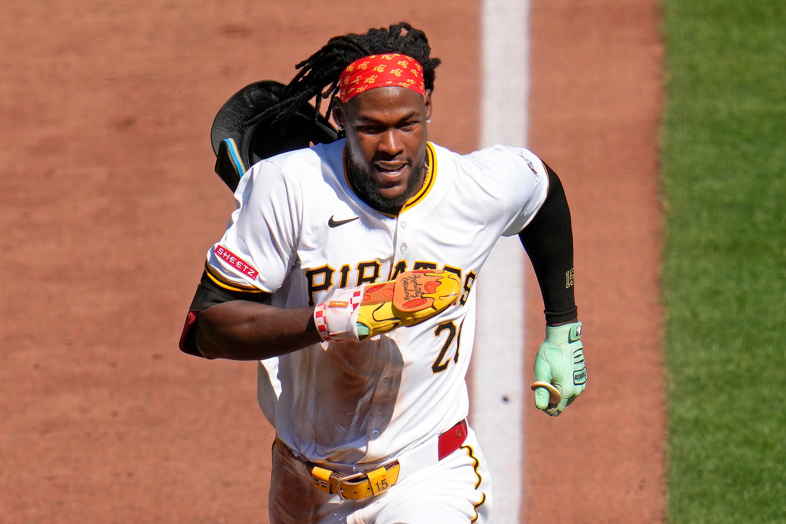 Oneil Cruz de los Piratas de Pittsburgh anota ante los Reales de Kansas City, el domingo 15 de septiembre de 2024. (AP Foto/Gene J. Puskar)
