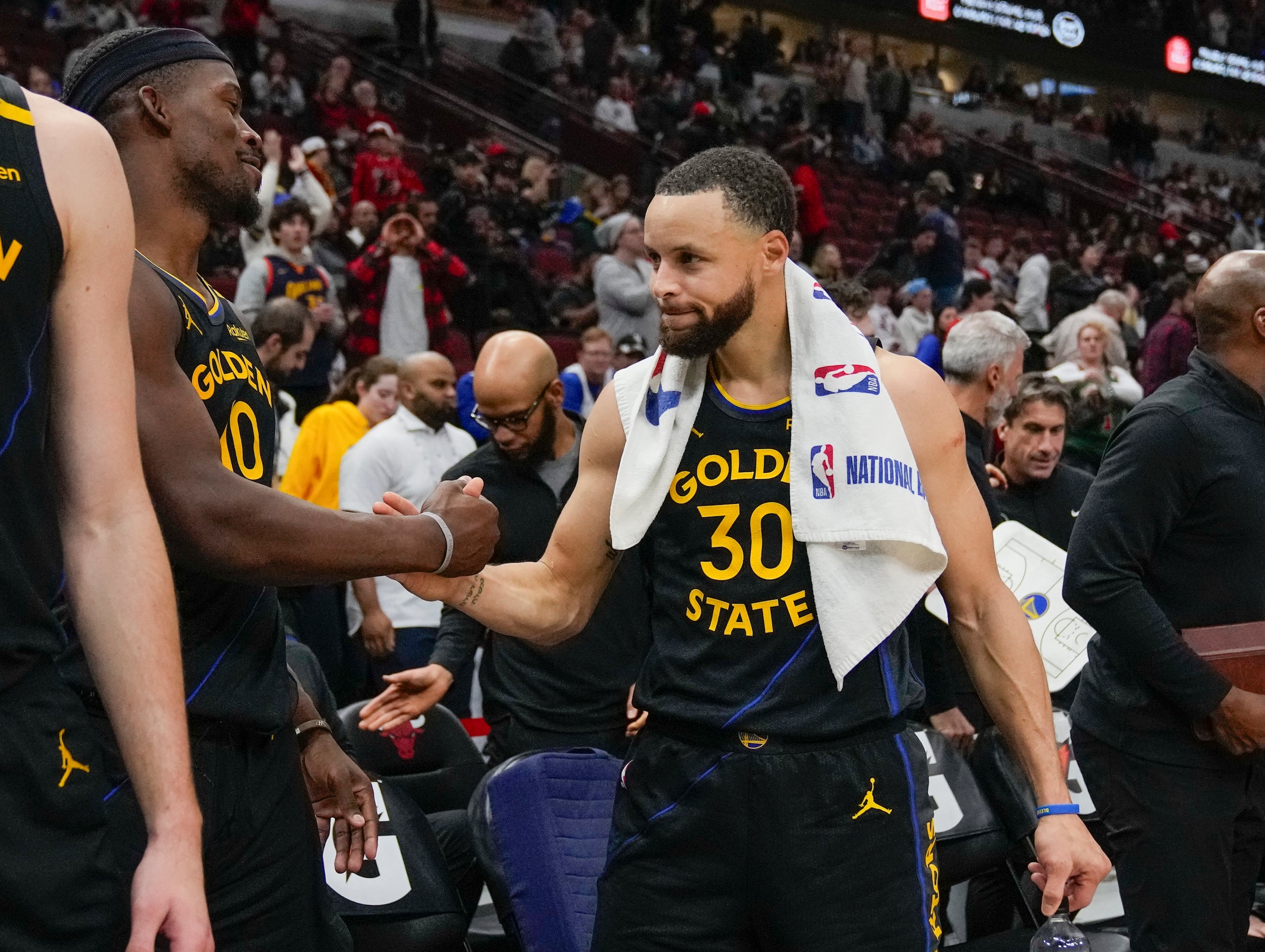 Jimmy Butler y Stephen Curry se estrechan la mano al final del partido.