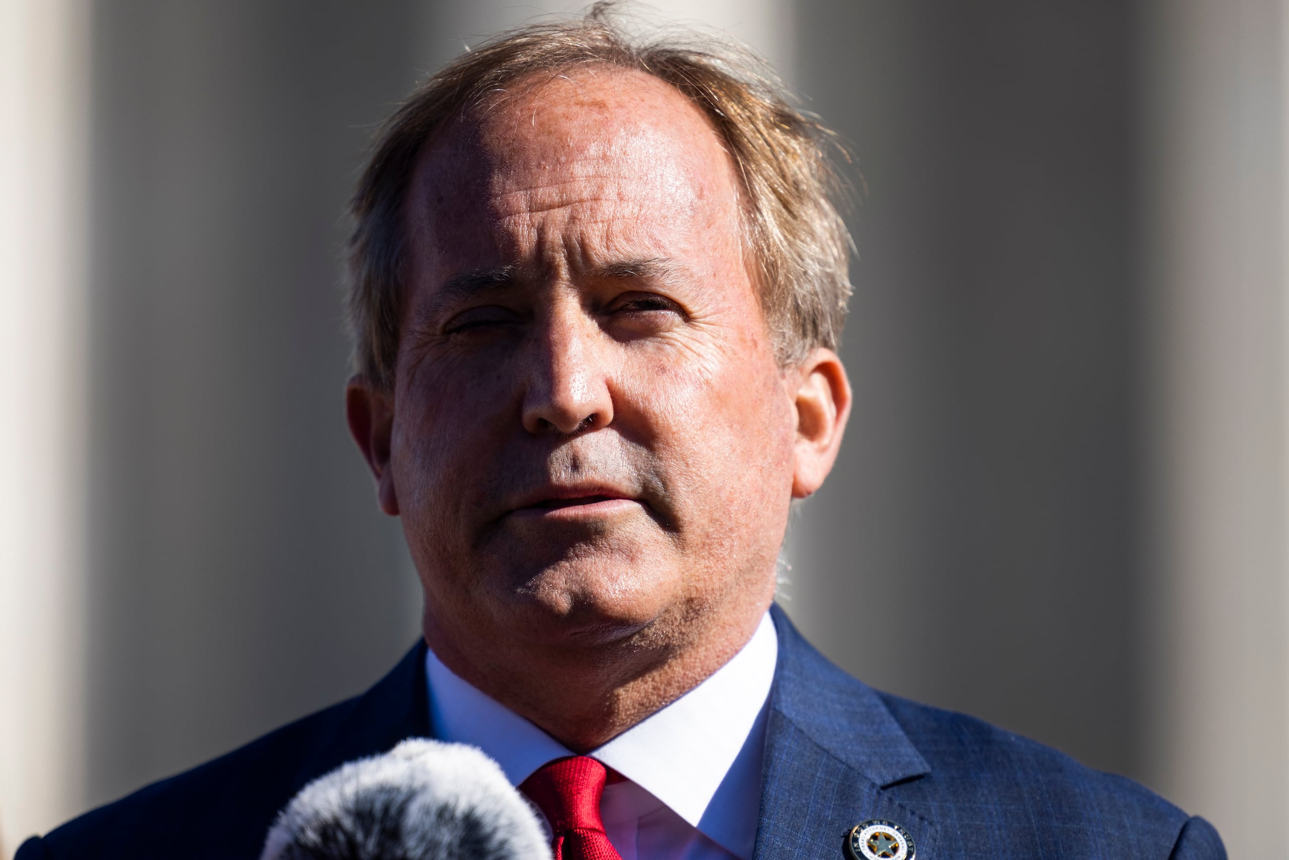 Paxton indicó que la mujer operaba varias clínicas, en las que se empleó ilegalmente a personas sin licencia "que se hicieron pasar por profesionales médicos".