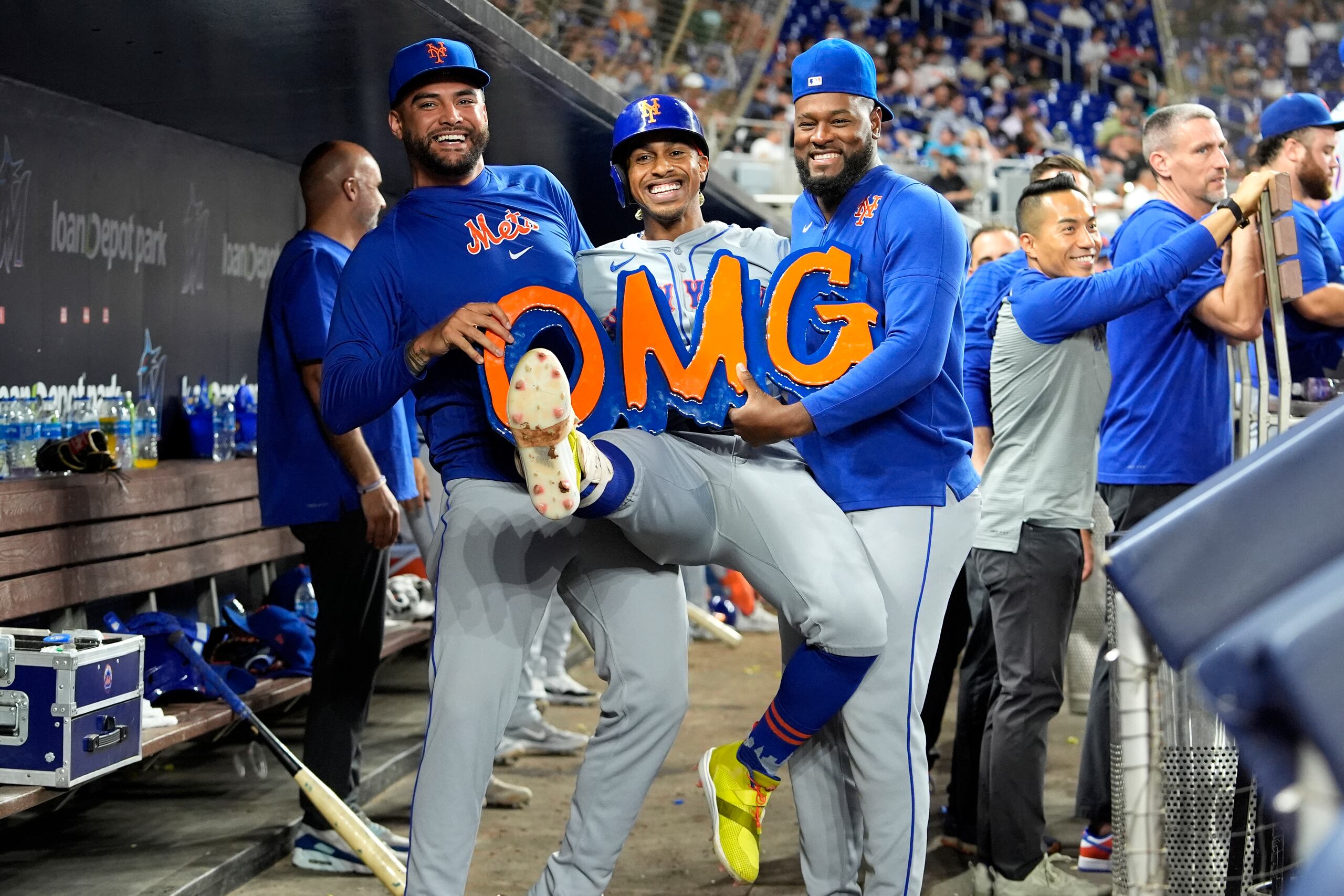 Sean Manaea, izquierda, y Luis Severino, derecha, sostienen sobre sus brazos a Francisco Lindor luego de conectar su segundo jonrón del partido en la novena entrada.