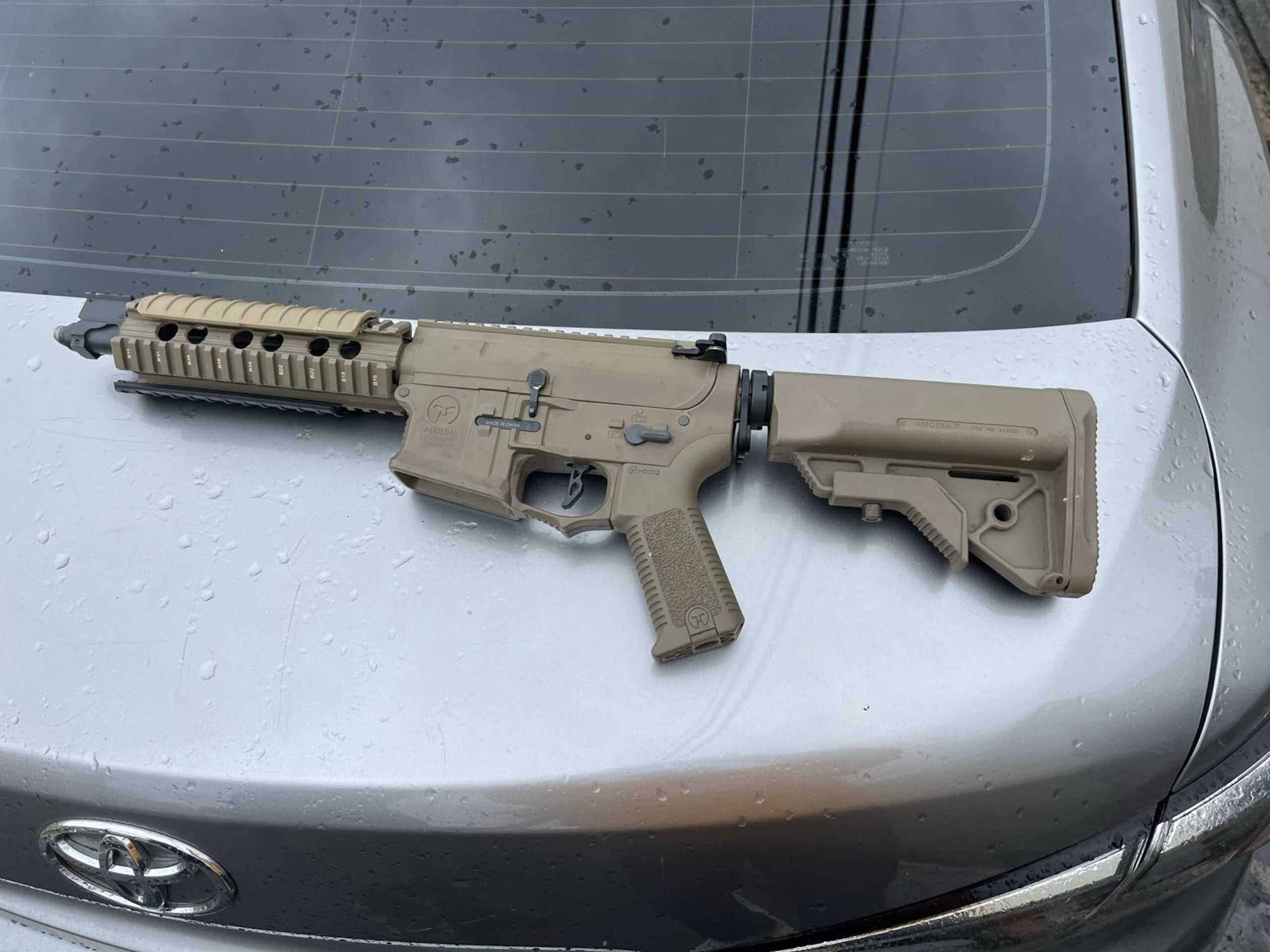 Lo que aparenta ser un arma larga, fue ocupada en el vehículo, reportado como hurtado el 22 de enero en Caimito.