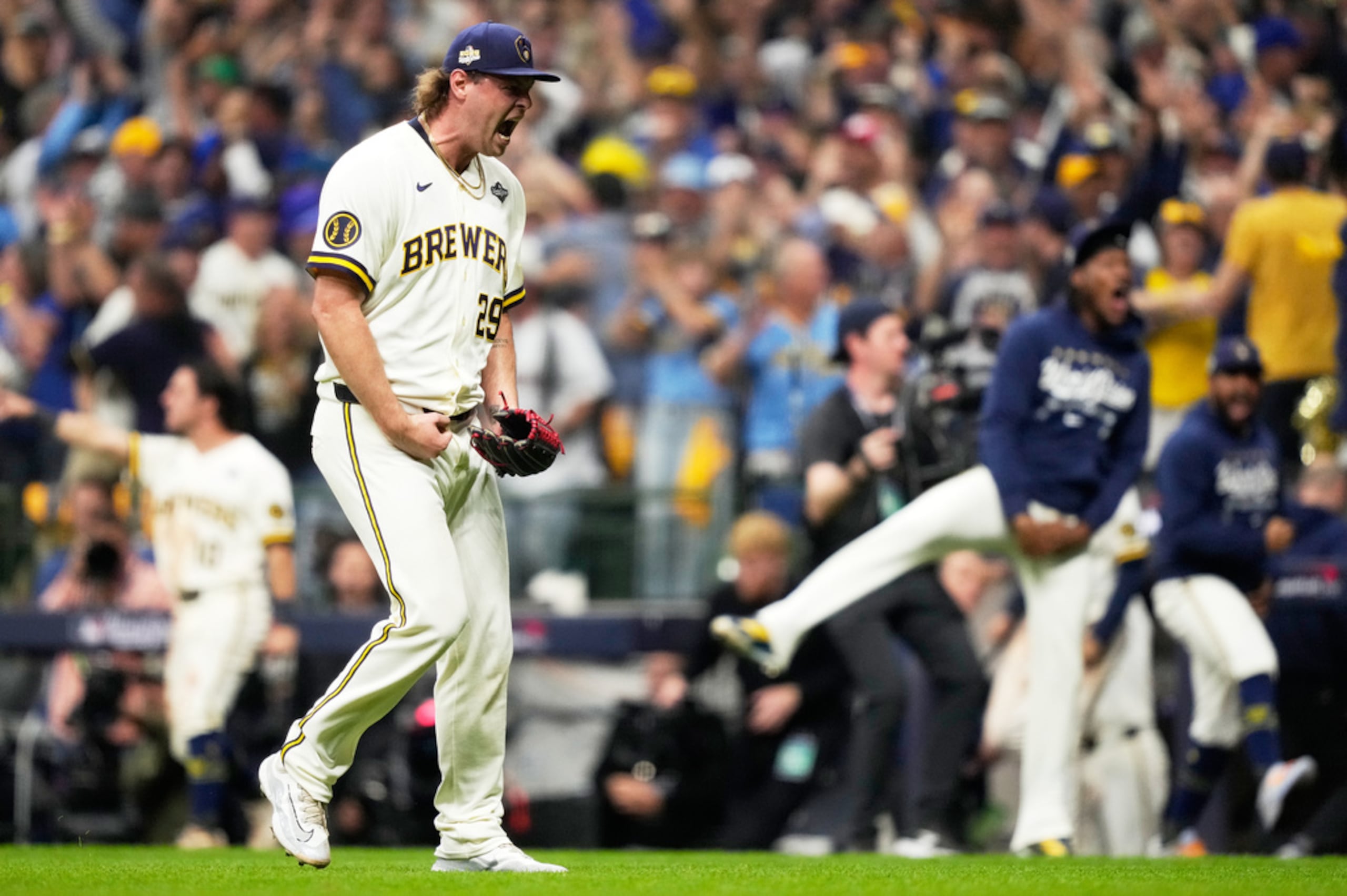 Trevor Megill festeja tras asegurar la victoria de los Cerveceros de Milwaukee sobre los Rays de Tampa Bay en el primer juego de la Serie Mundial, el viernes 23 de octubre de 2026.