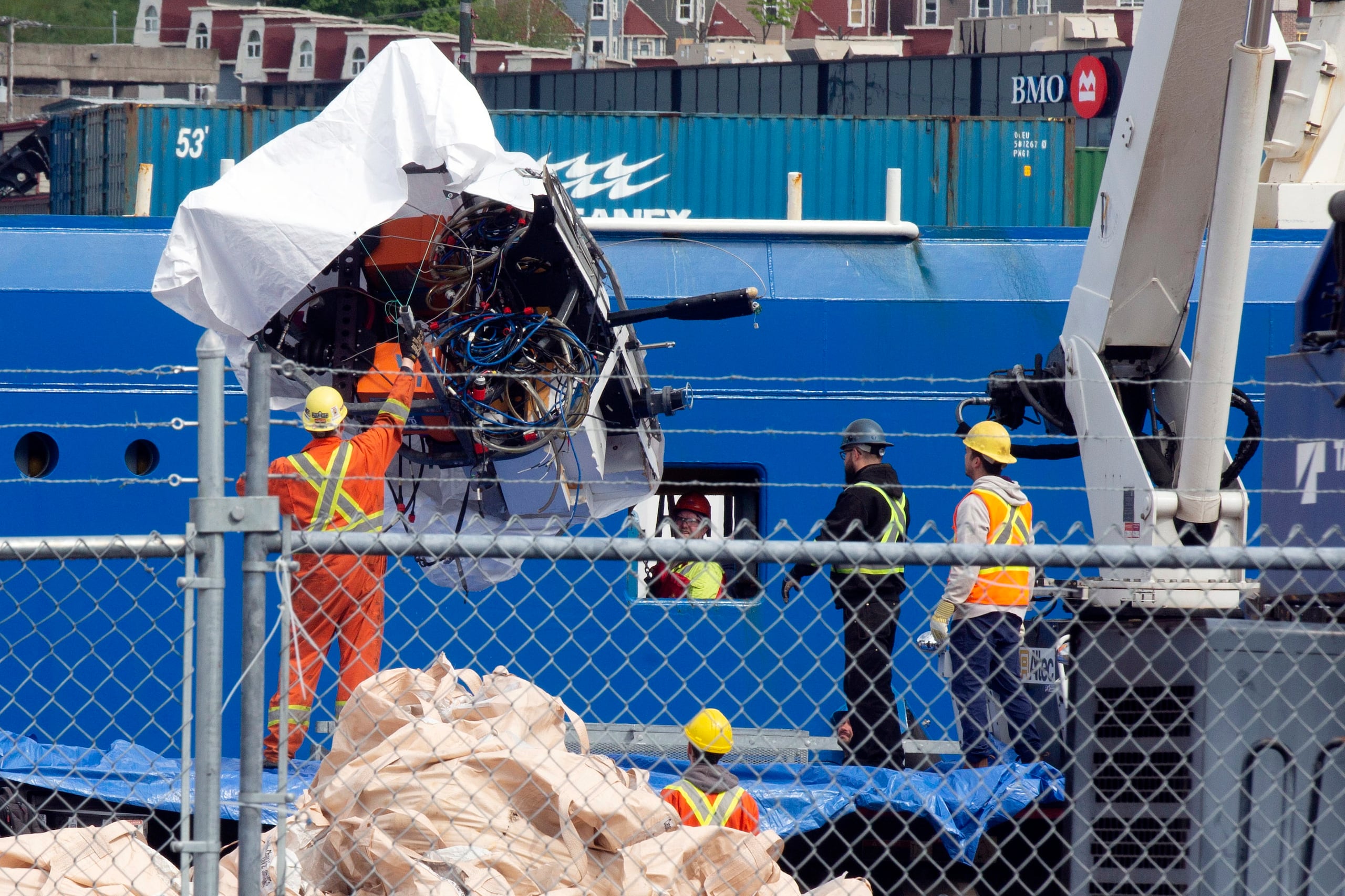Los escombros del sumergible Titan, recuperados del fondo del océano cerca del naufragio del Titanic, se descargan del barco Horizon Arctic en el muelle de la Guardia Costera canadiense en St. John's, Newfoundland, el miércoles 28 de junio de 2023. (Paul Daly/The Canadian Press via AP)
