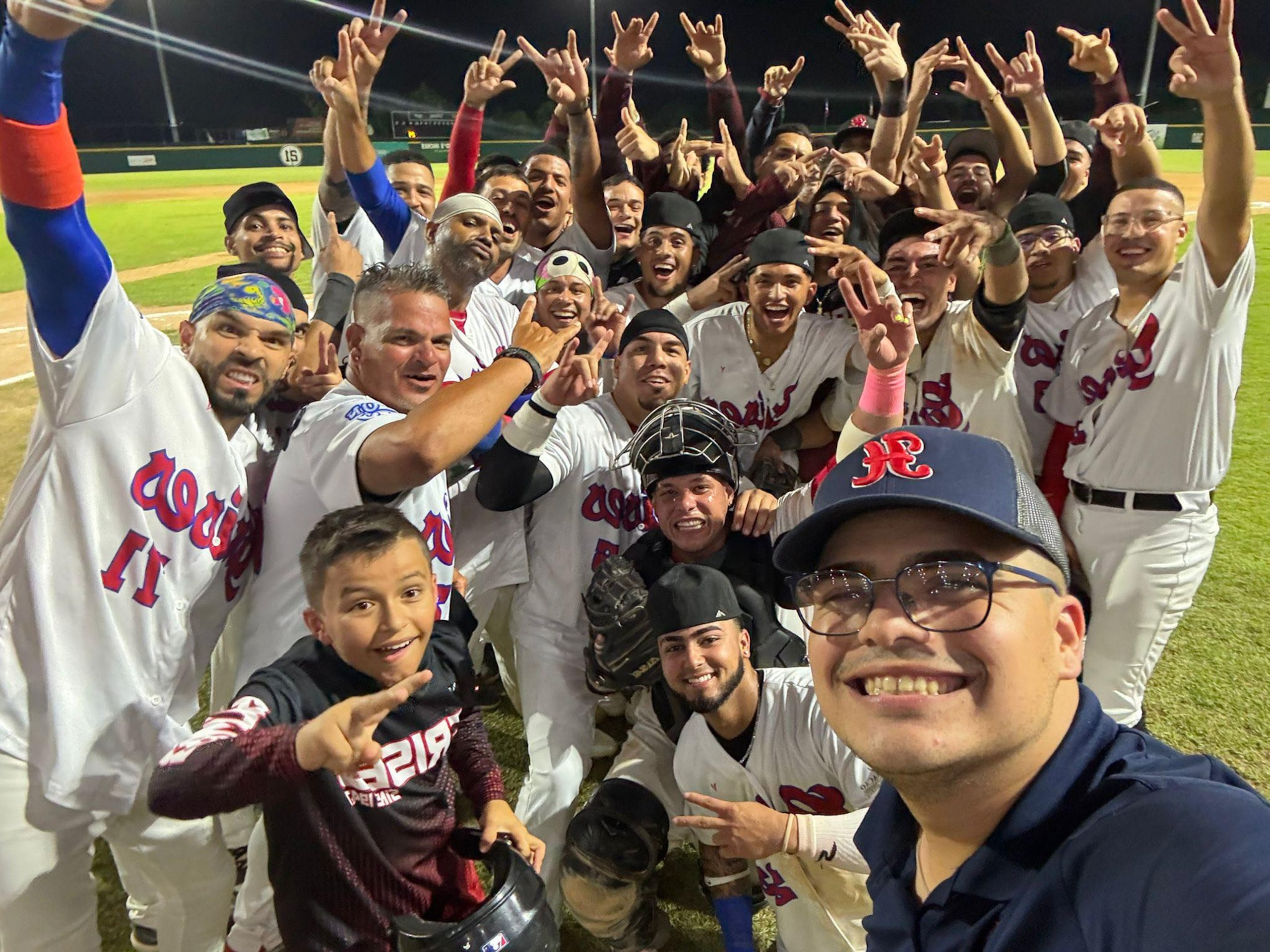 Integrantes de los Grises de Humacao festejan el triunfo sobre los Azucareros para avanzar a la final de la sección.