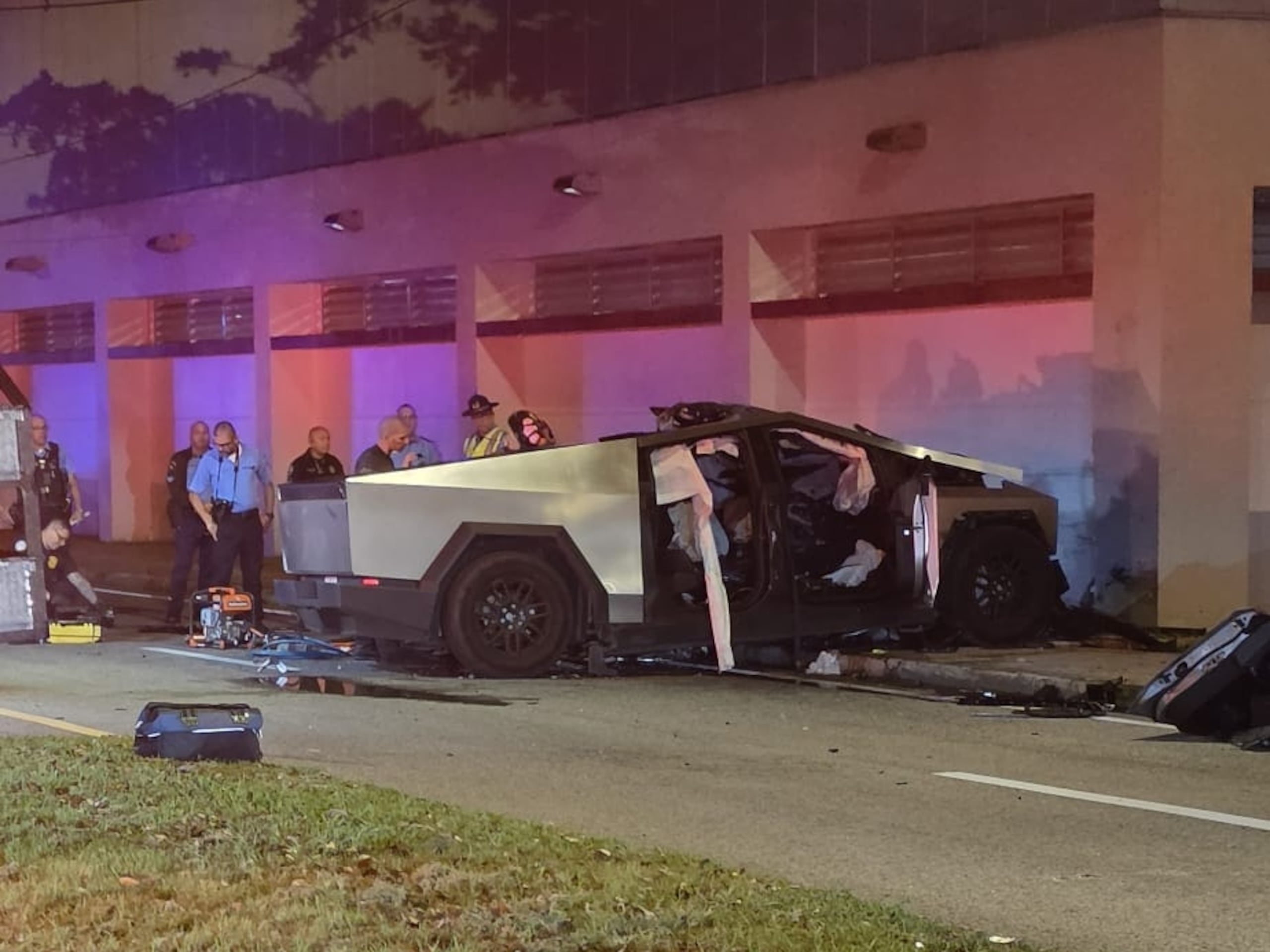 El choque fatal se reportó a las 2:10 a.m. de hoy, viernes, cuando conductor del vehículo Tesla Cybertruck, del año 2025 y color gris, perdió el control del volante, se desvió, pasó por la isleta que divide los carriles contrarios y chocó con la parte delantera izquierda la pared de una cervecería.