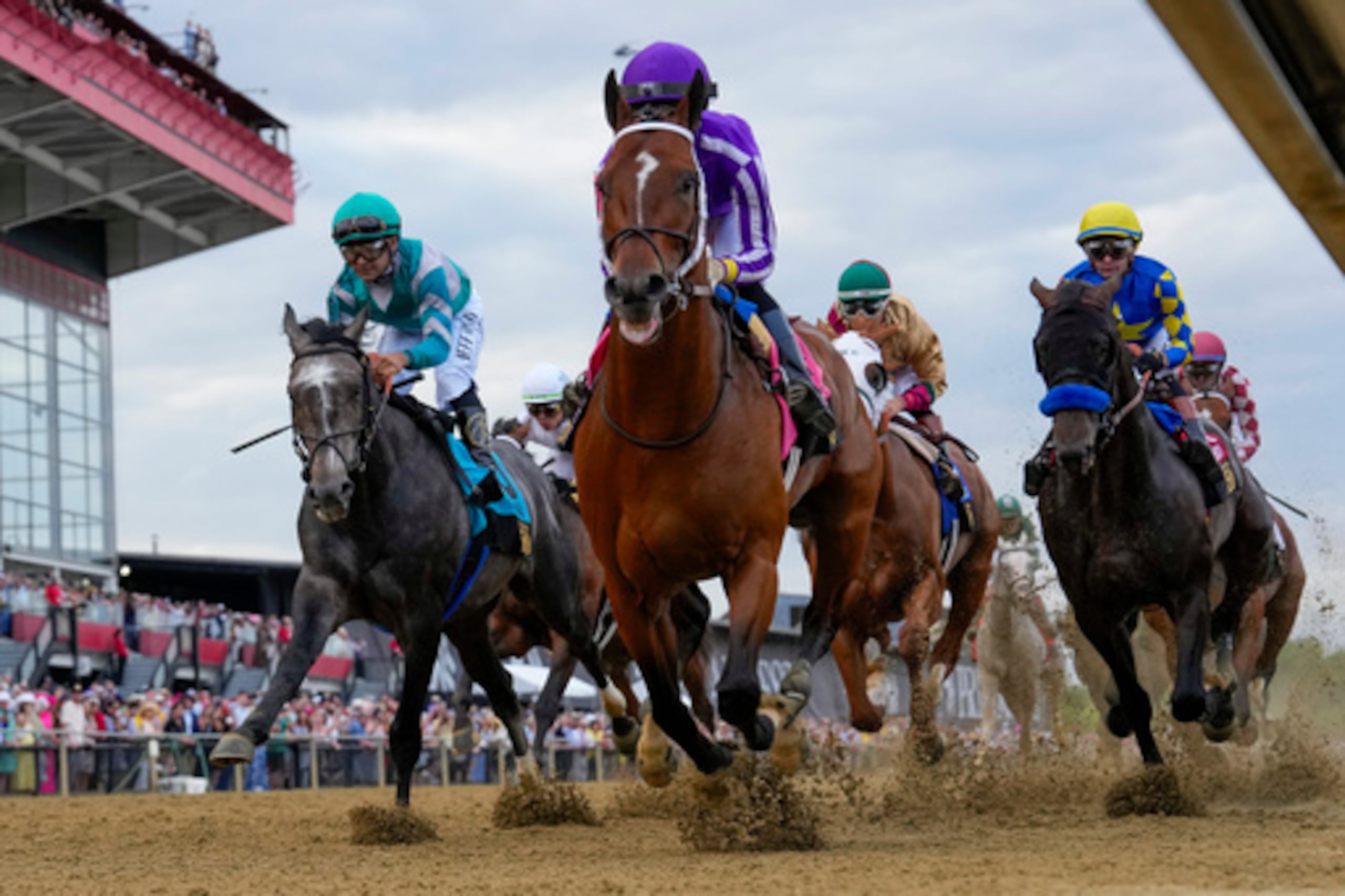 ARCHIVO - Los jinetes compiten durante la 150ª edición de la carrera de caballos Preakness Stakes, el 17 de mayo de 2025, en el hipódromo de Pimlico, en Baltimore. (AP Photo/Stephanie Scarbrough, Archivo)