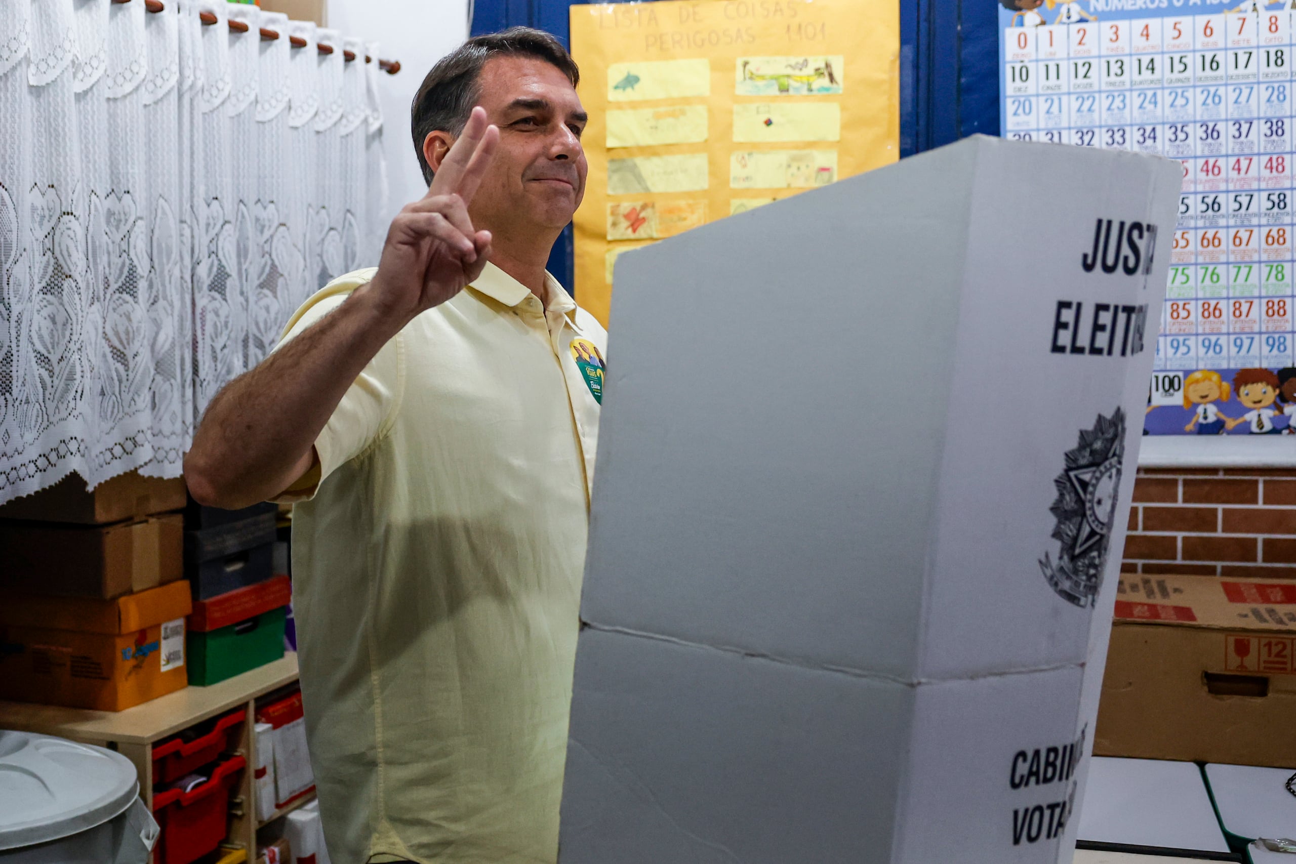 El candidato a la presidencia de Brasil, Flavio Bolsonaro, vota en una escuela de la zona norte de Río de Janeiro, Brasil, durante la primera vuelta de las elecciones. EFE/ Antonio Lacerda