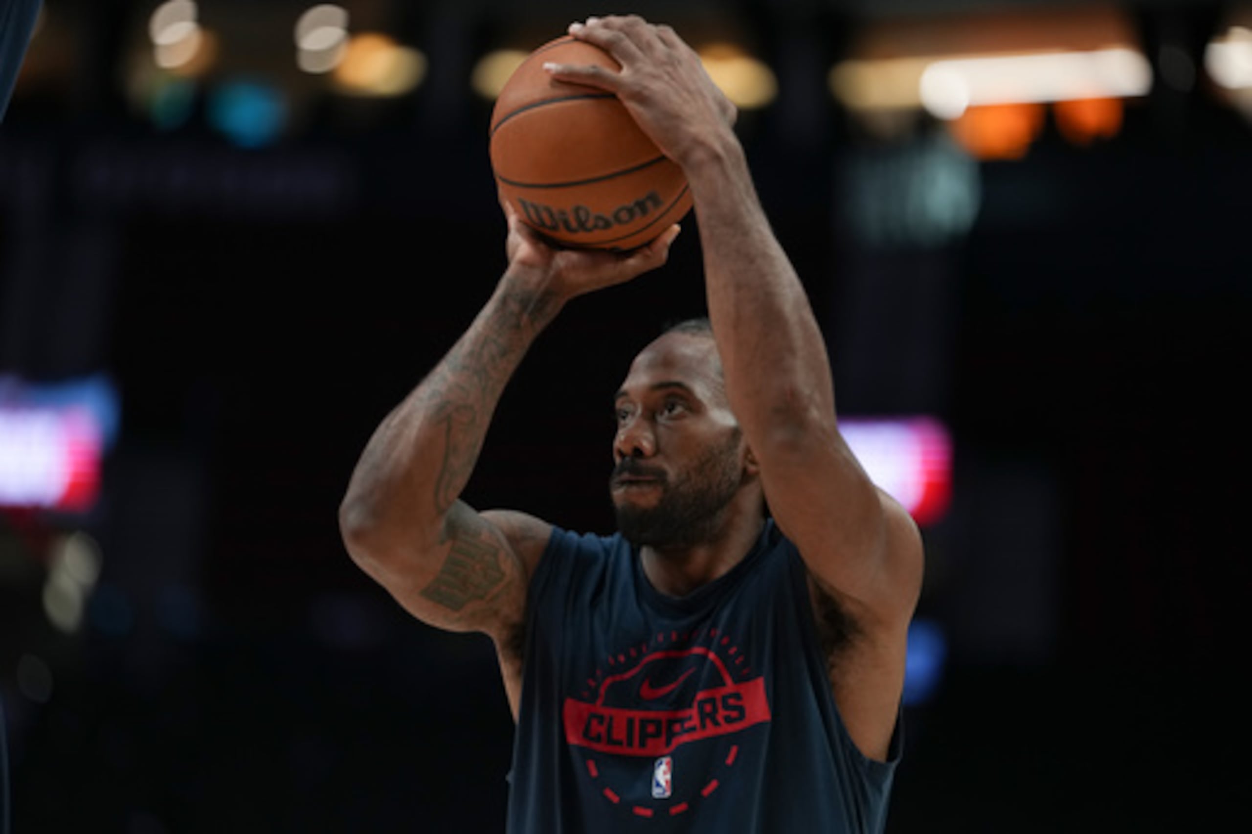 ARCHIVO - Foto del 10 de abril de 2026: el alero de los Clippers de Los Ángeles, Kawhi Leonard, calienta antes de un partido de la NBA. (Foto AP/Jenny Kane, archivo)