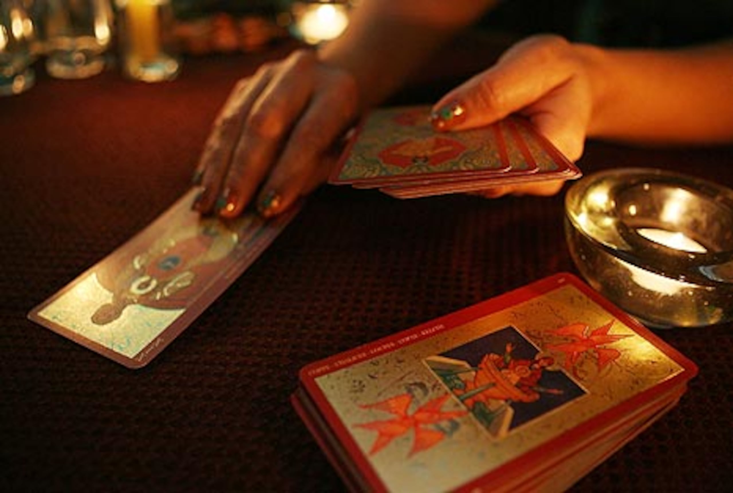 Un mes después que las autoridades rumanas comenzasen a cobrarles impuestos por sus oficios, las clarividentes y adivinas del país están maldiciendo una nueva propuesta de ley que amenaza con multas e incluso prisión si las predicciones no resultan ciertas. (Archivo)