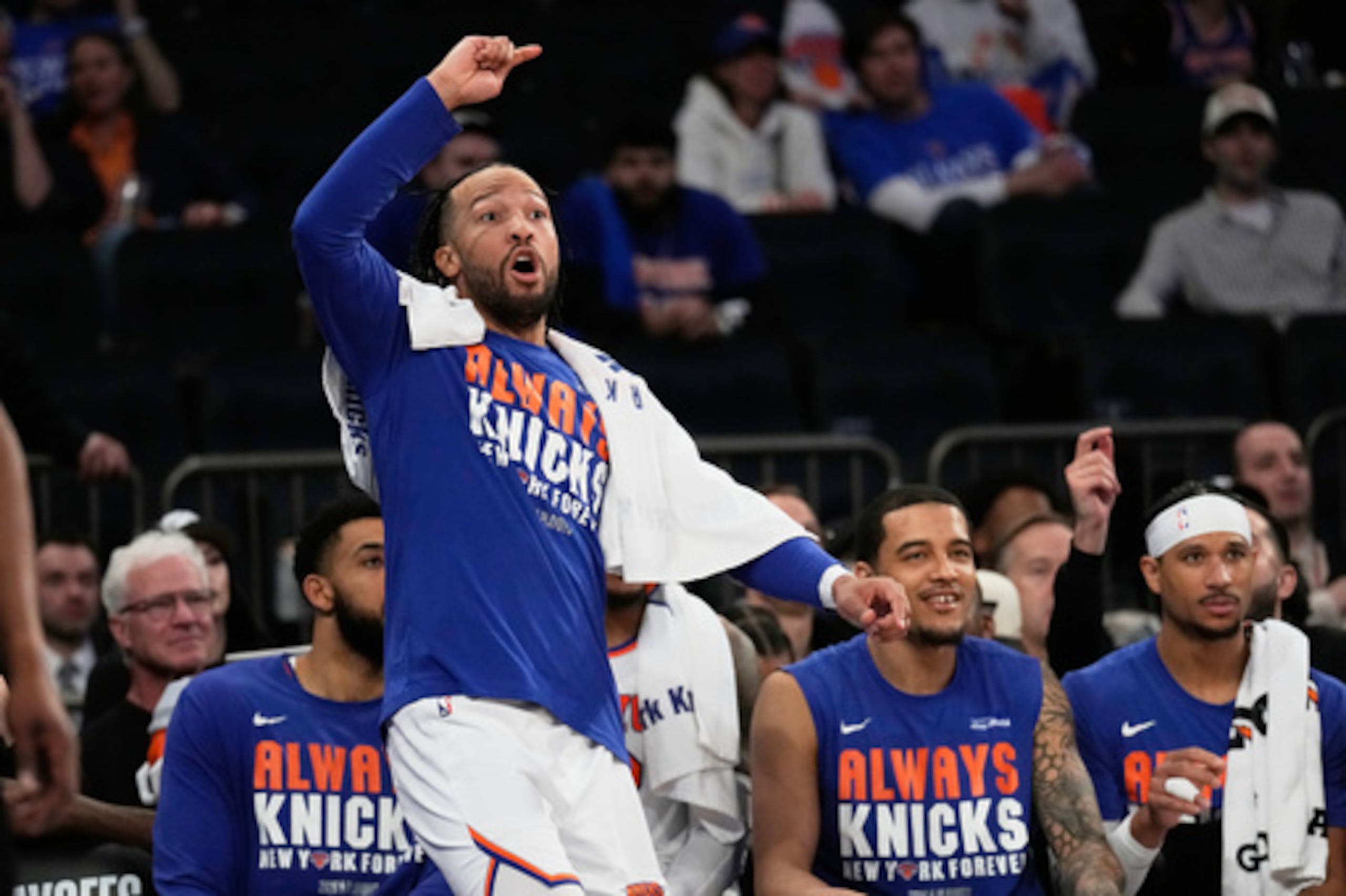 Jalen Brunson, de los New York Knicks, reacciona desde el banquillo durante la segunda mitad del primer partido de la segunda ronda de los playoffs de baloncesto de la NBA contra los Philadelphia 76ers, el lunes 4 de mayo de 2026, en Nueva York. (AP Photo/Seth Wenig)