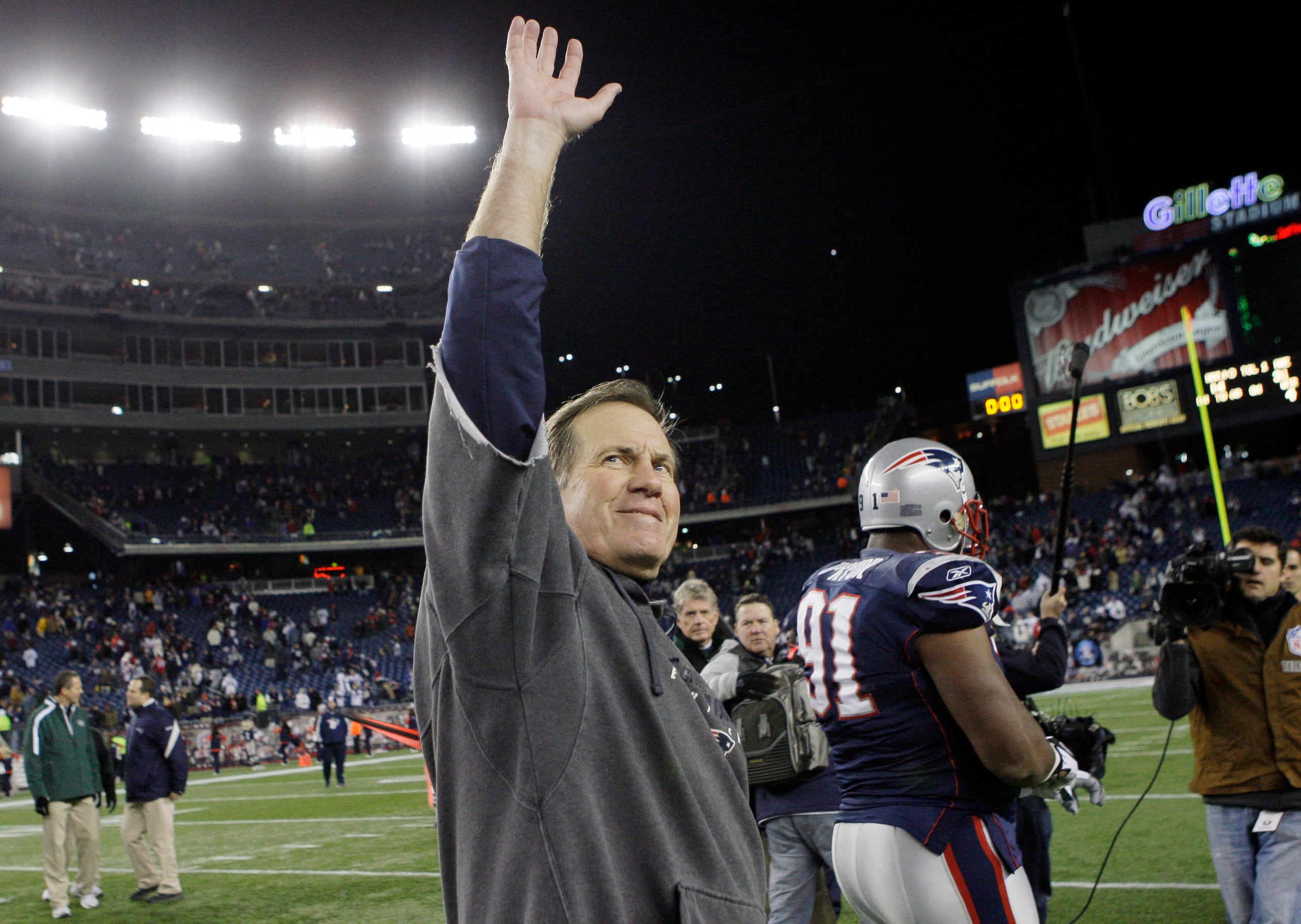 El entrenador de los Patriots de Nueva Inglaterra Bill Belichick saluda a la afición tras una victoria ante los Jets de Nueva York, el domingo 22 de noviembre de 2009, en Foxborough, Massachusetts.