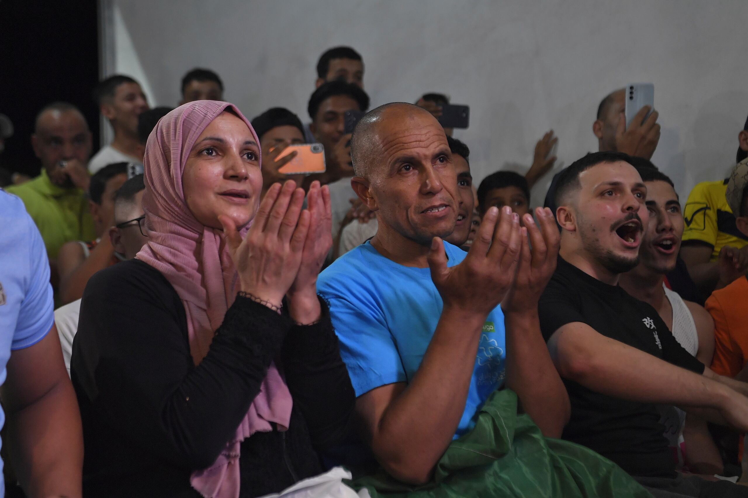 Seguidores y familiares de Imane Khelif en Argelia miran la TV mientras la boxeadora disputa la semifinal olímpica de boxeo (AP Foto/Anis Belghoul)