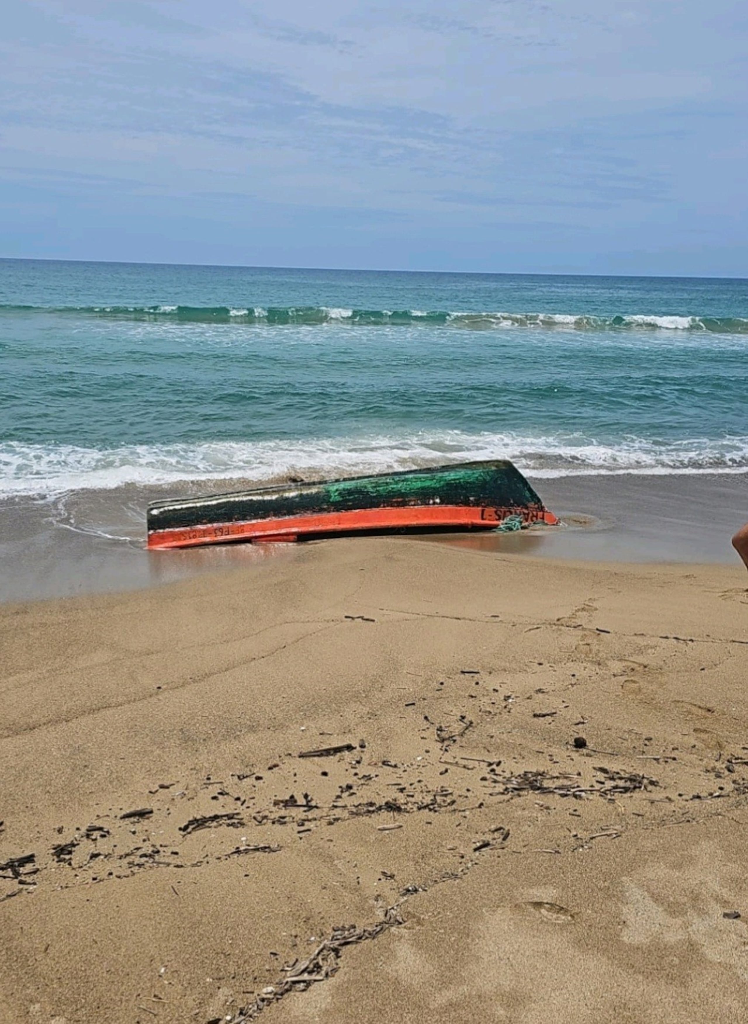 La yola llegó a la costa por la parte posterior del Parque del Norte, en Hatillo y unas 15 personas salieron corriendo para evitar ser arrestadas.