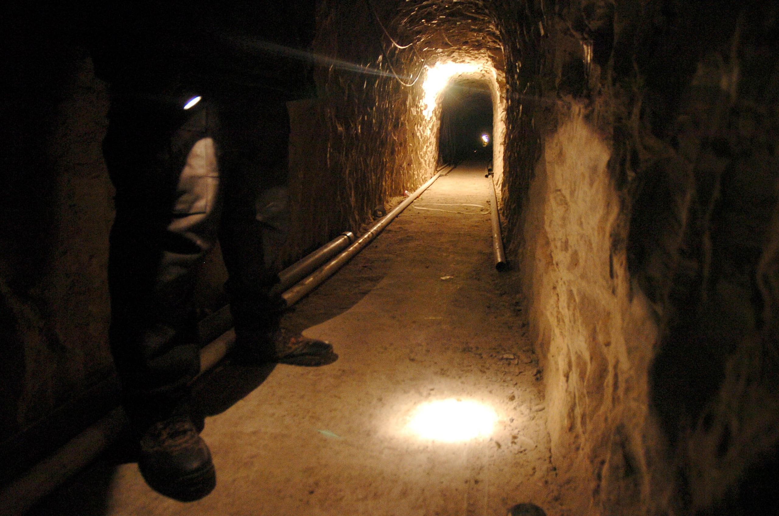 Desde que los agentes descubrieron el primer túnel ilícito en 1990 en Douglas, elementos de la Patrulla Fronteriza del Sector Tucson han investigado cerca de 115 túneles. (Archivo / AP)