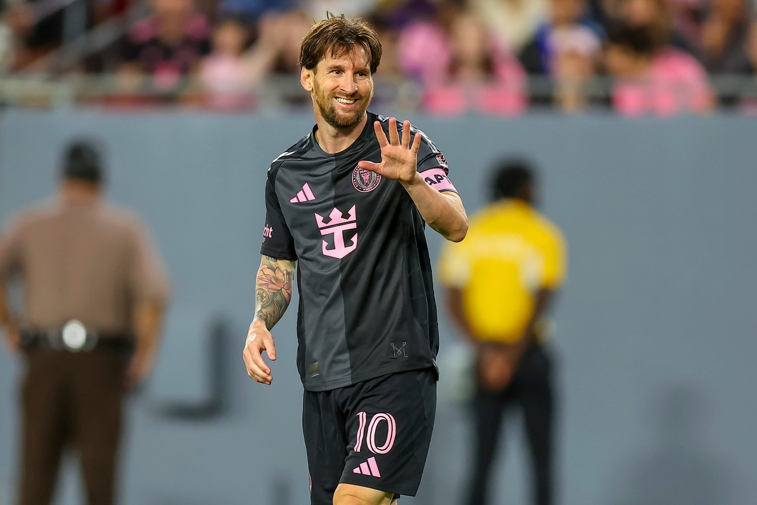Lionel Messi saluda durante un partido amistoso el pasado sábado.