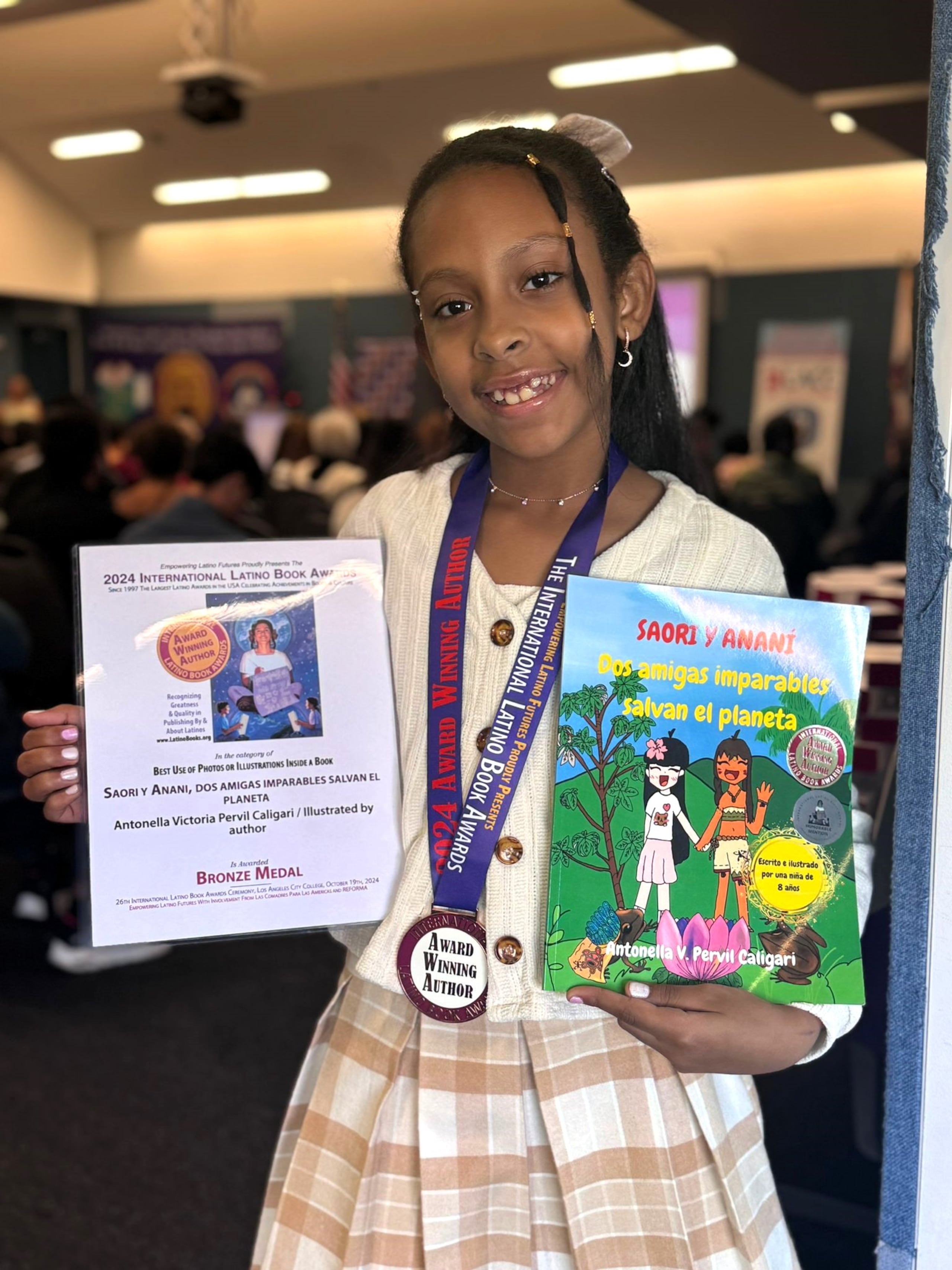 La pequeña Antonella V. Pervil Caligari participó en la competencia de literatura International Latino Book Award, donde fue reconocida junto a autores adultos.