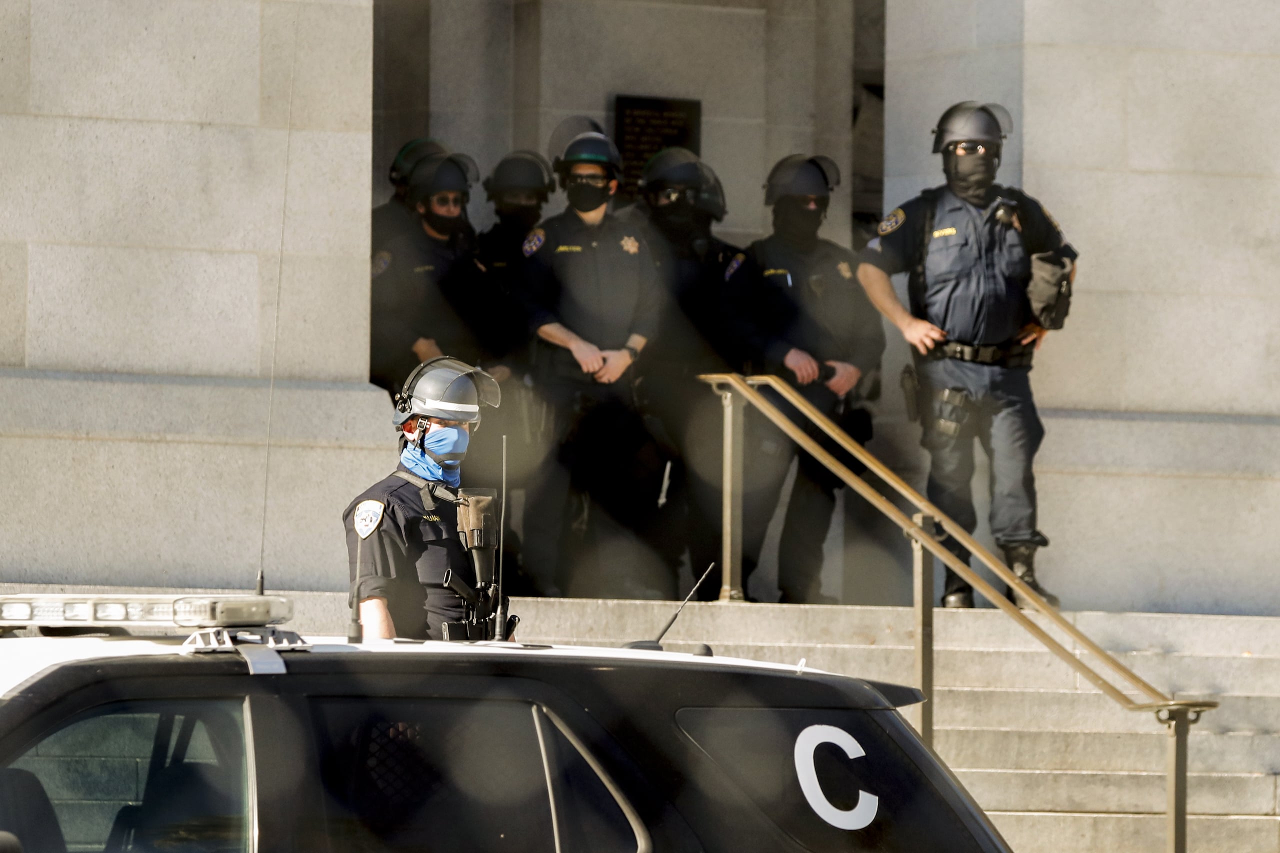 Además de los cargos por tráfico de drogas, 19 de los acusados enfrentan acusaciones federales por violación de leyes de armas, al portar armas de fuego en relación con actividades de narcotráfico.