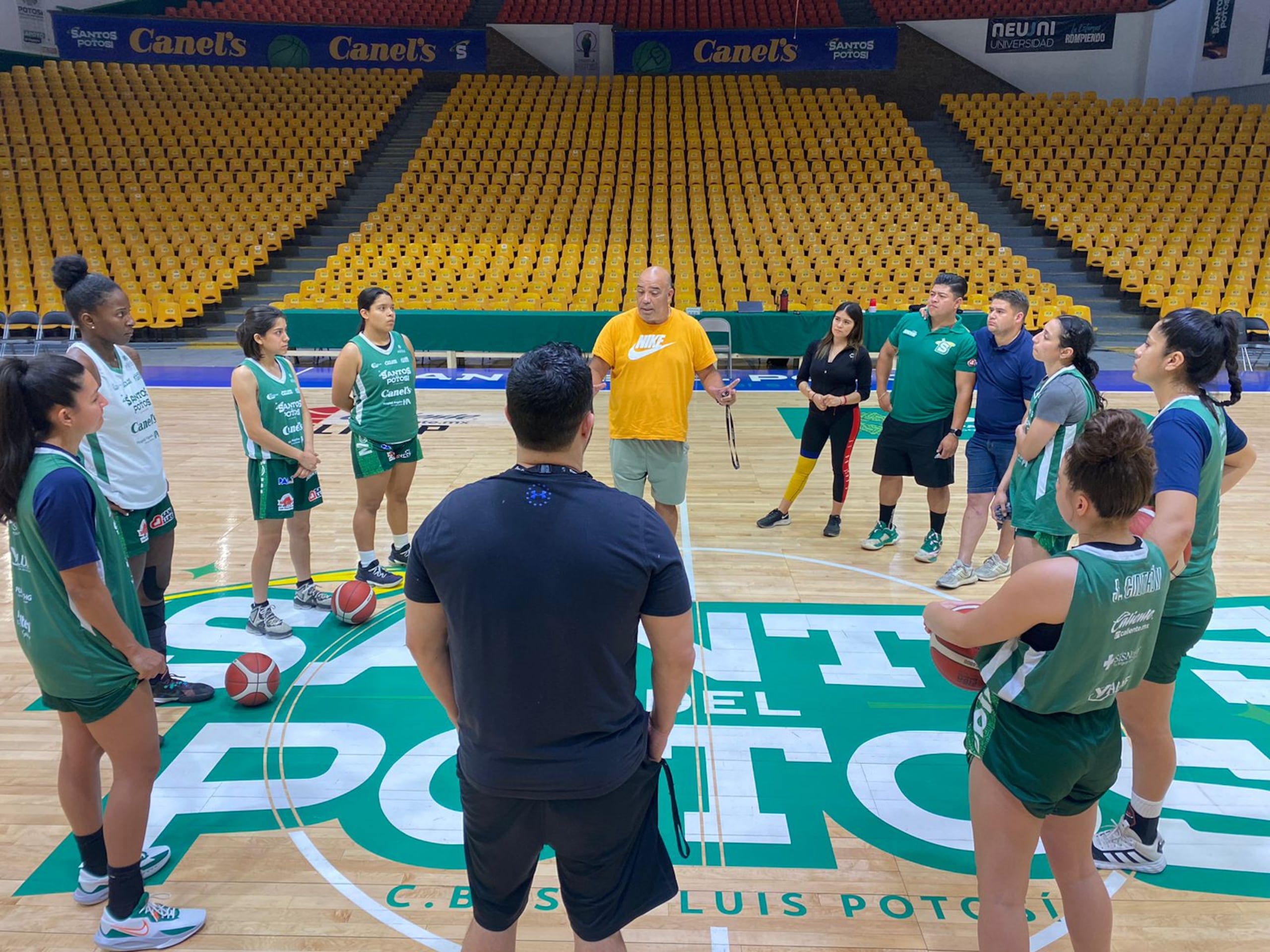 Manolo Cintrón también dirigirá a los Santos en la liga masculina este verano. En la foto impartiendo instrucciones a sus jugadoras.