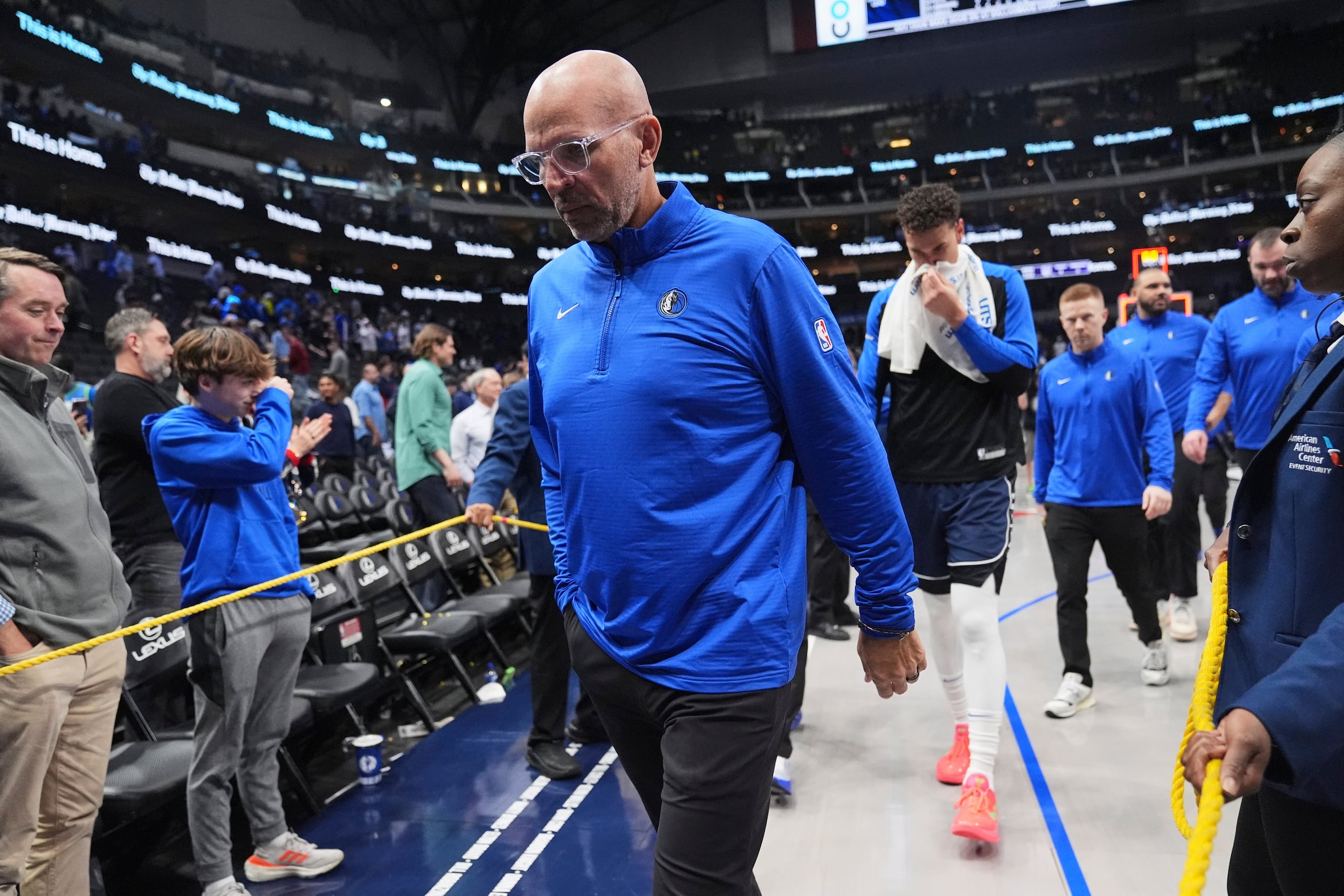 Jason Kidd, entrenador de los Mavericks de Dallas, abandona la cancha tras un partido ante los Kings de  Sacramento, el lunes 3 de marzo de 2025.