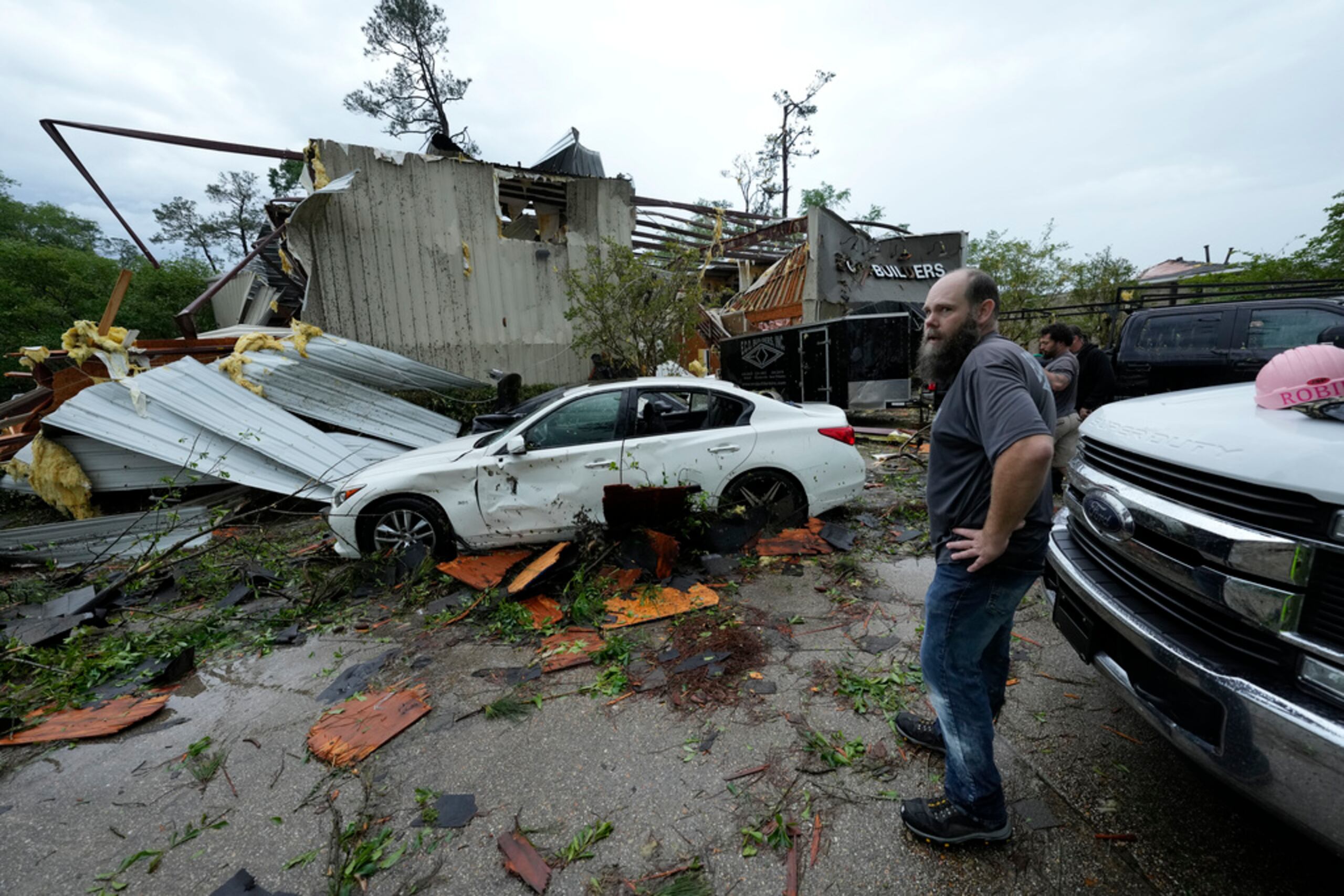 Un edificio gravemente dañado de E.C.O. Builders, tras las severas tormentas que azotaron la región en Slidell, Luisiana, el 10 de abril de 2024.