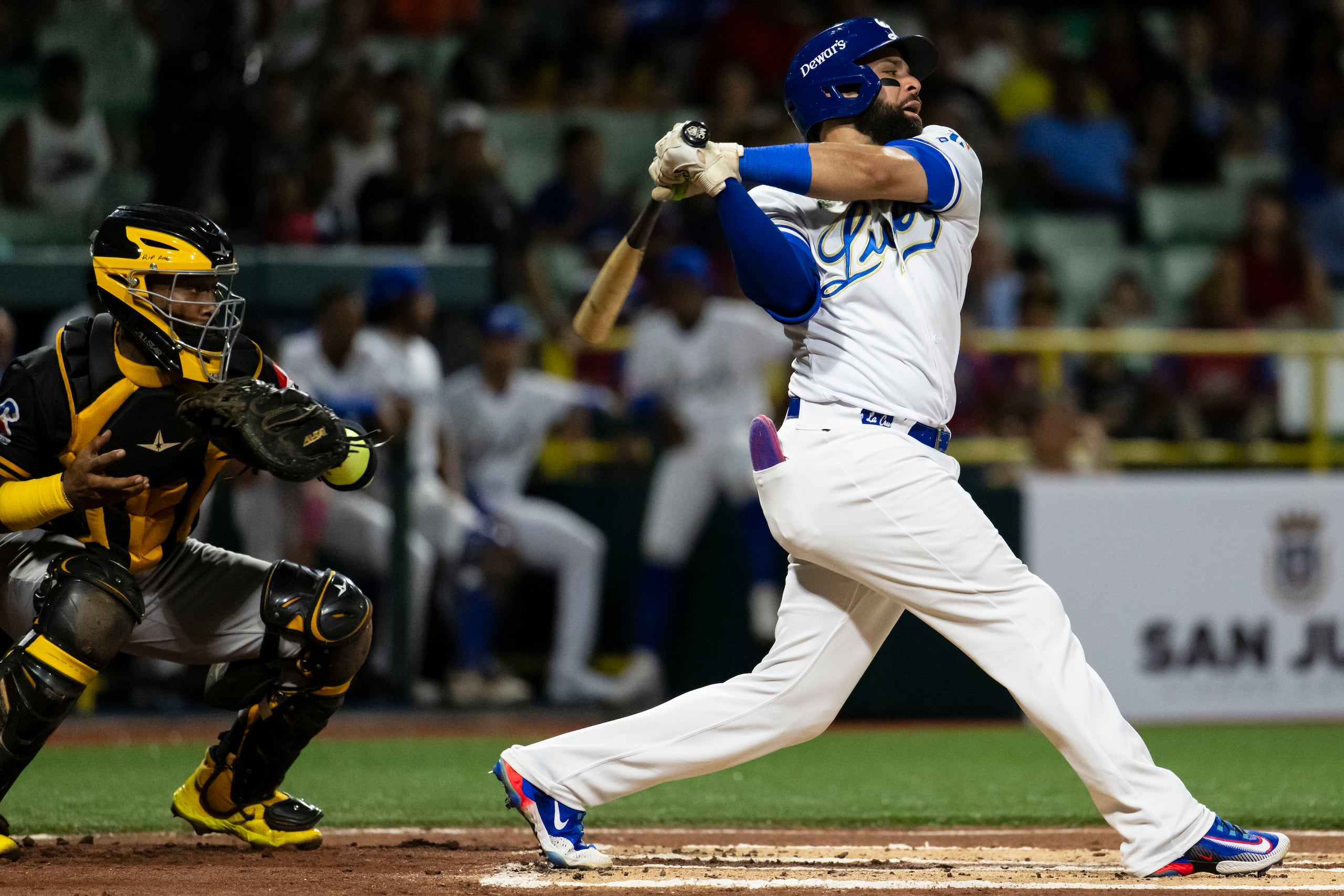 Los Tigres marcaron seis carreras en la sexta entrada para tomar el control del partido, 9-1. En la foto, Michael de la Cruz.