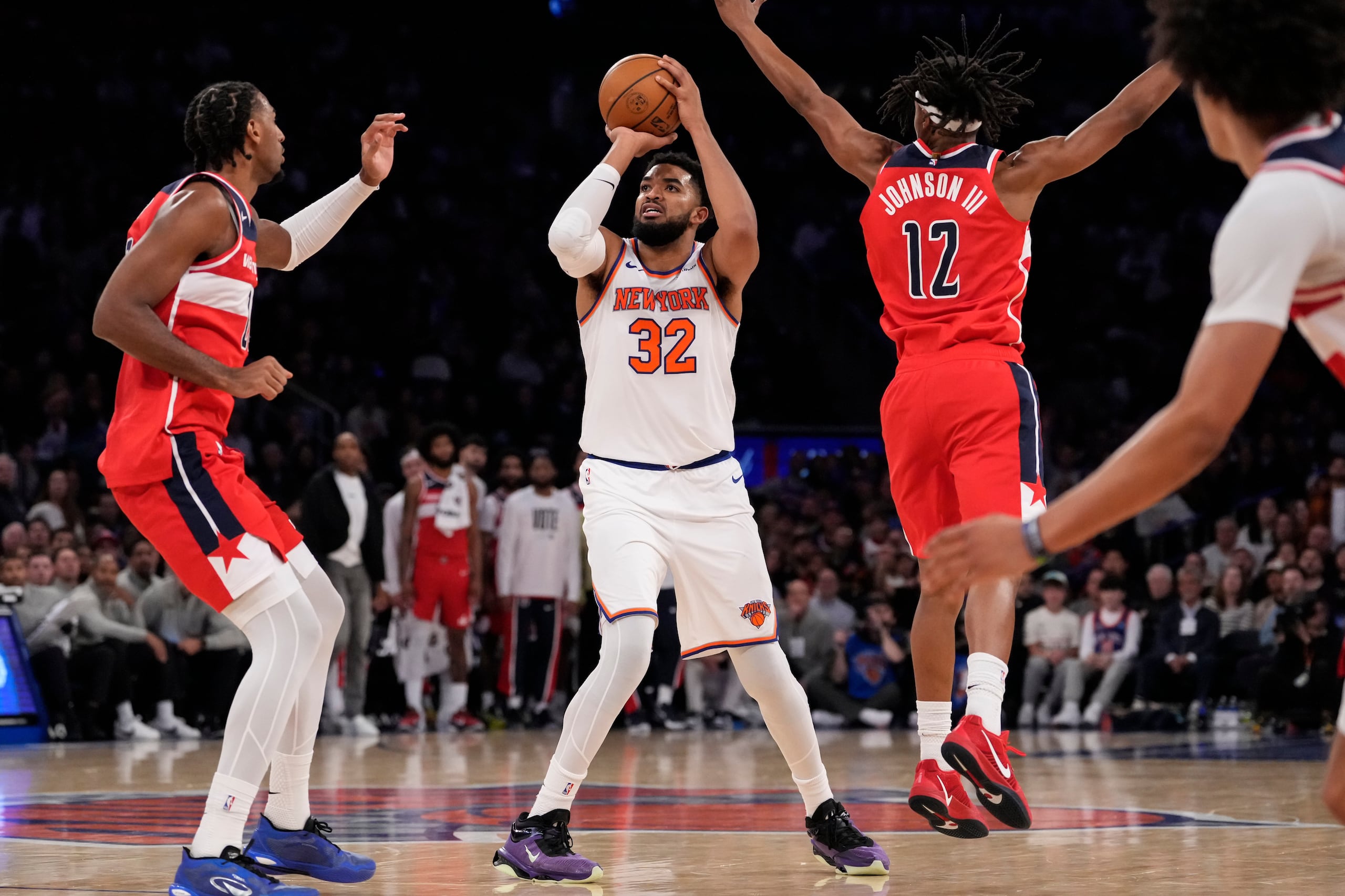 El pívot de los Knicks de Nueva York Karl-Anthony Towns lanza el balón en el encuentro ante los Wizards de Washington el lunes 3 de noviembre del 2025. (AP Foto/Yuki Iwamura)