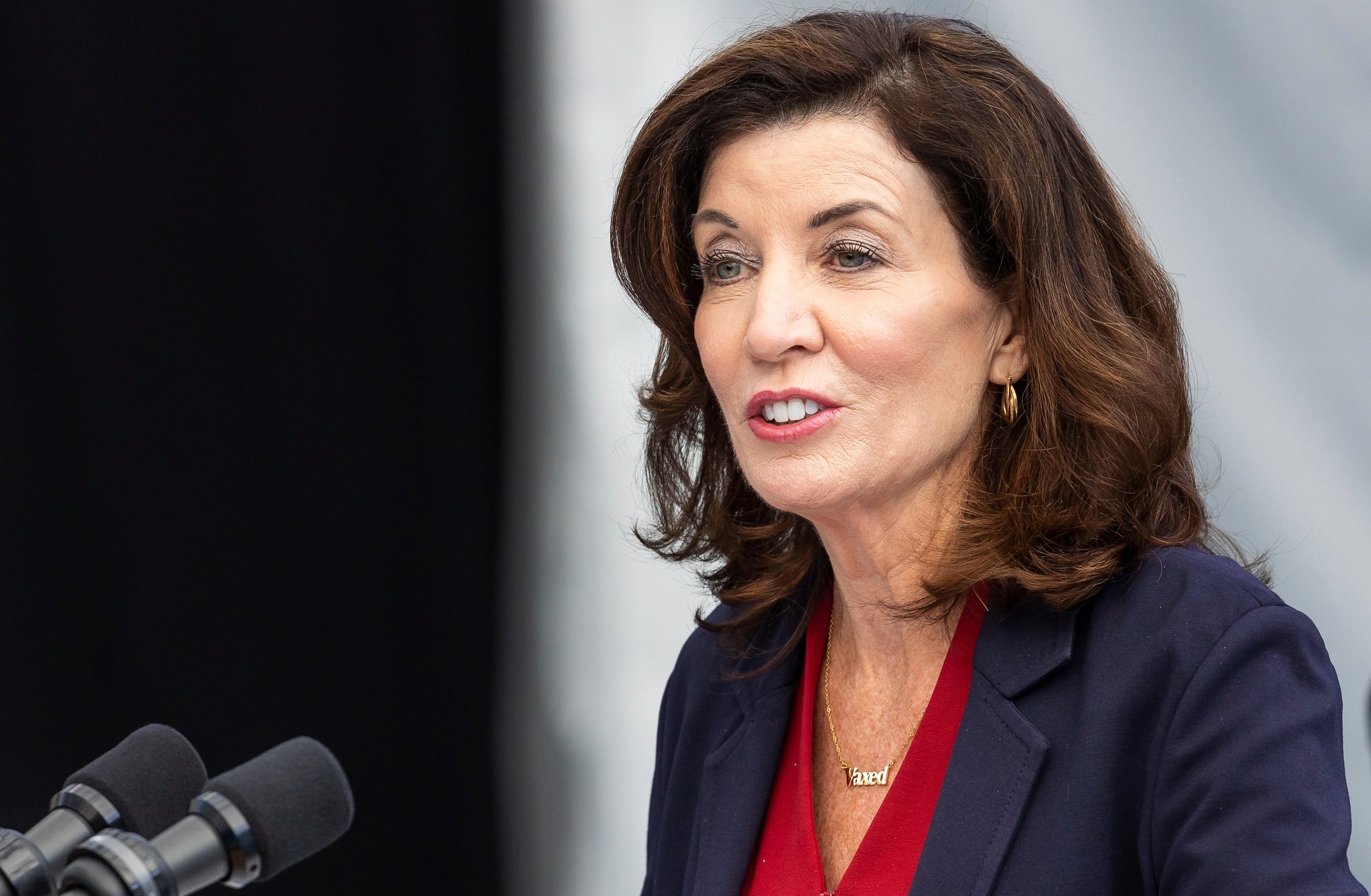 La gobernadora de Nueva York, Kathy Hochul, envió los soldados al lugar “para que actuaran como presencia estabilizadora” tras reportes de violencia y las críticas públicas que brotaron ante la llegada de los migrantes, según la demanda.